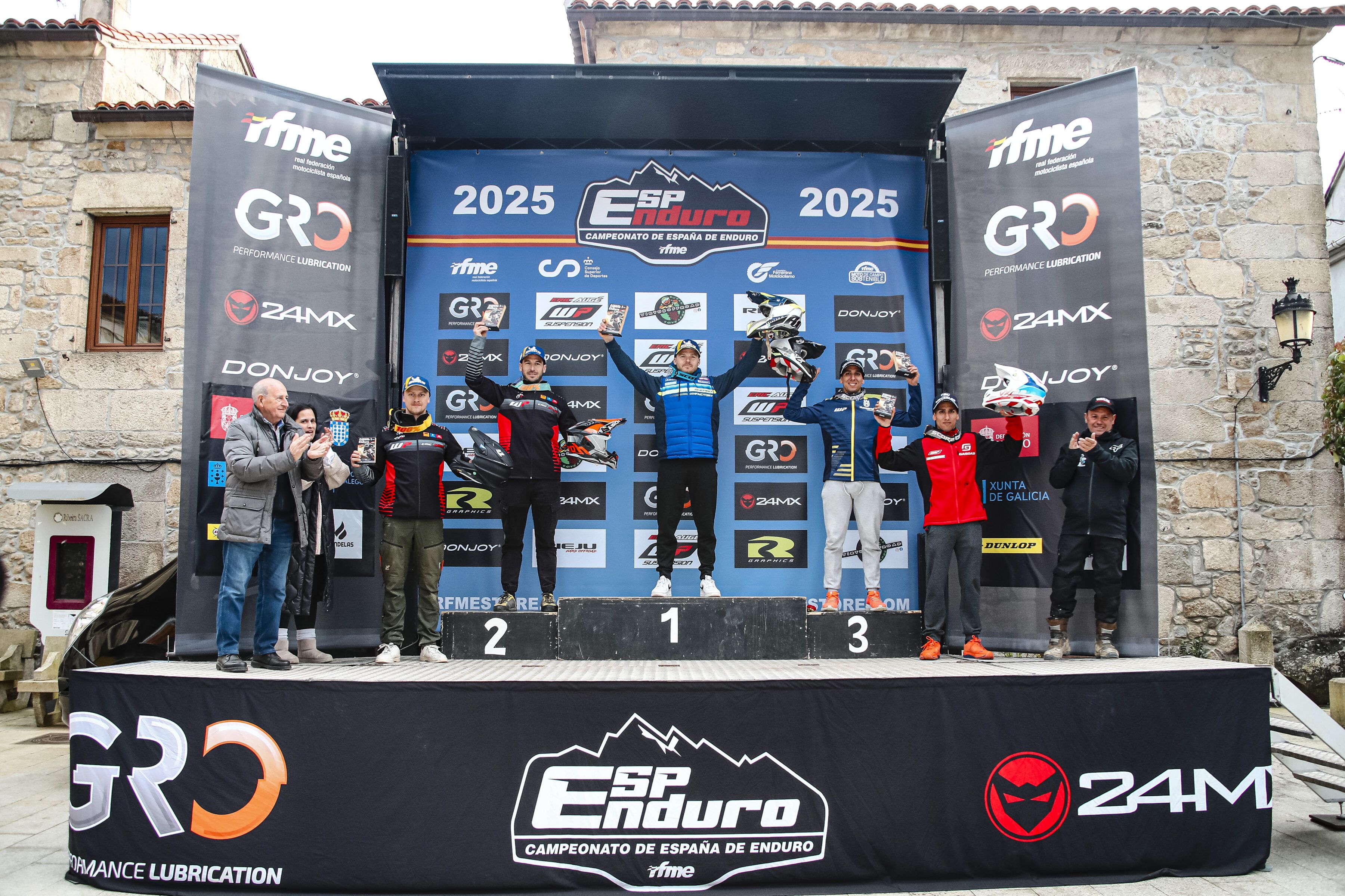 podium scratch CEE Panton 9005