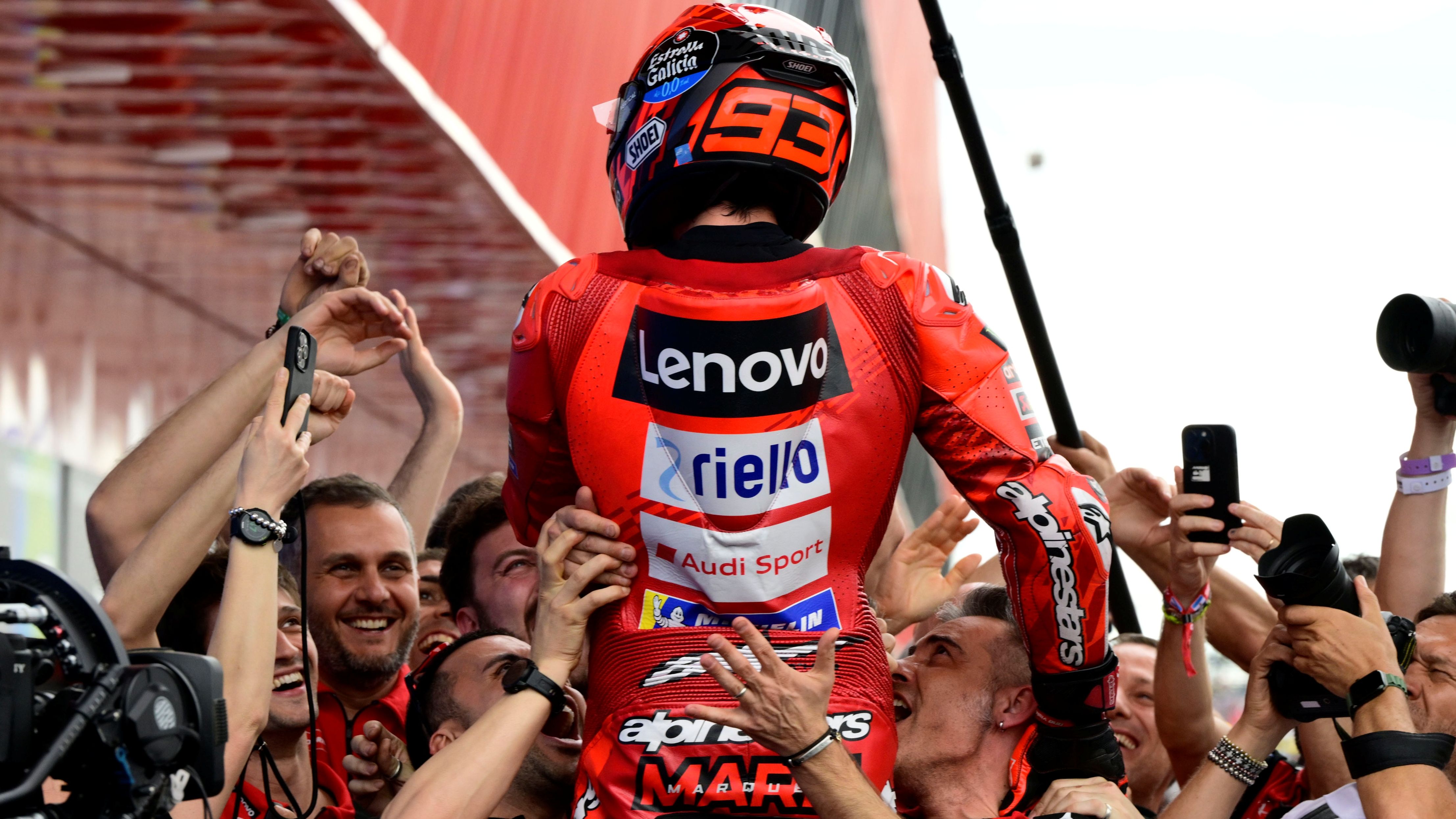 Marc Márquez celebra junto a su equipo la victoria en el GP de Argentina 2025