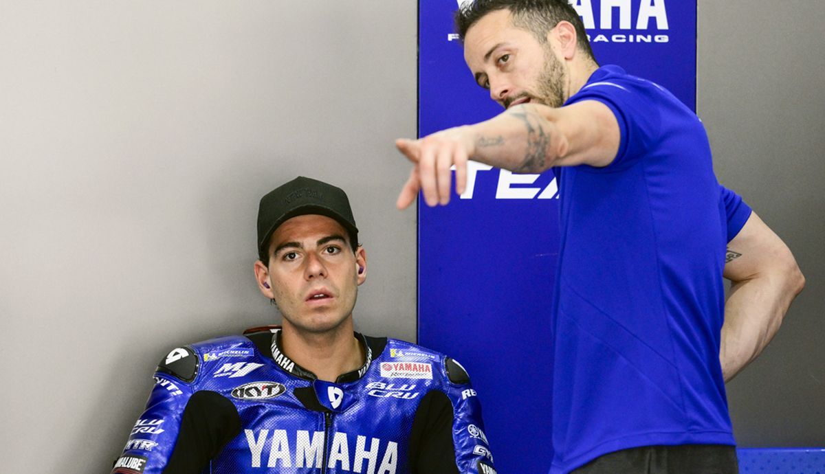 Augusto Fernández, probador de Yamaha, junto a Andrea Dovizioso.