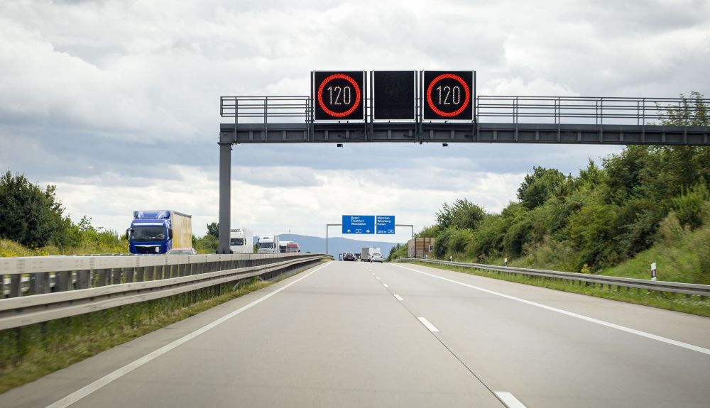 Se instalarán paneles a lo largo de la autopista para mostrar la velocidad máxima a la que se podrá circulary que Se instalarán paneles a lo largo de la autopista para mostrar la velocidad máxima a la que se podrá circulary que
