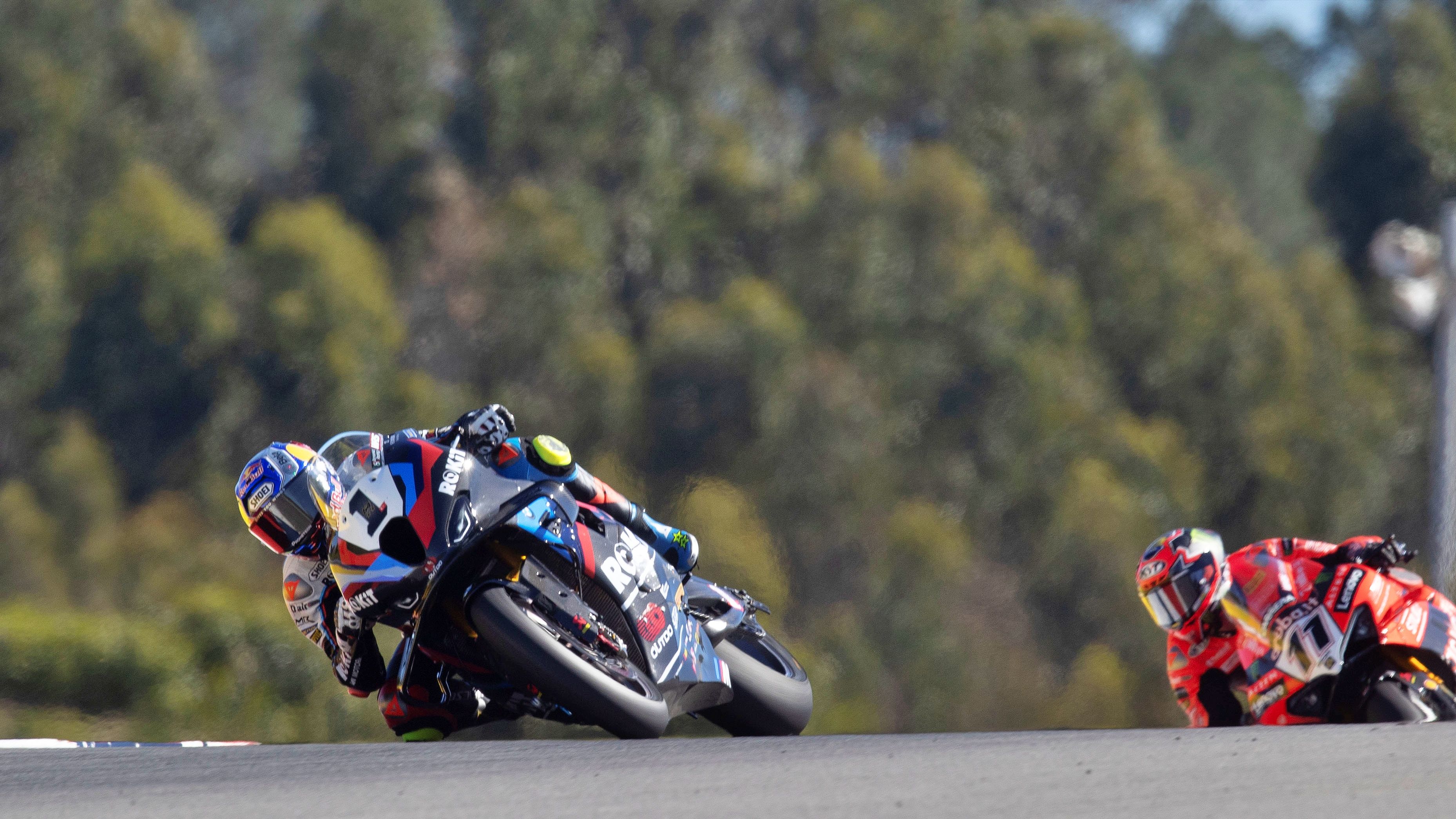 Toprak Razgatlioglu ha conseguido el triplete en Portimao tras batir nuevamente a Nicolò Bulega