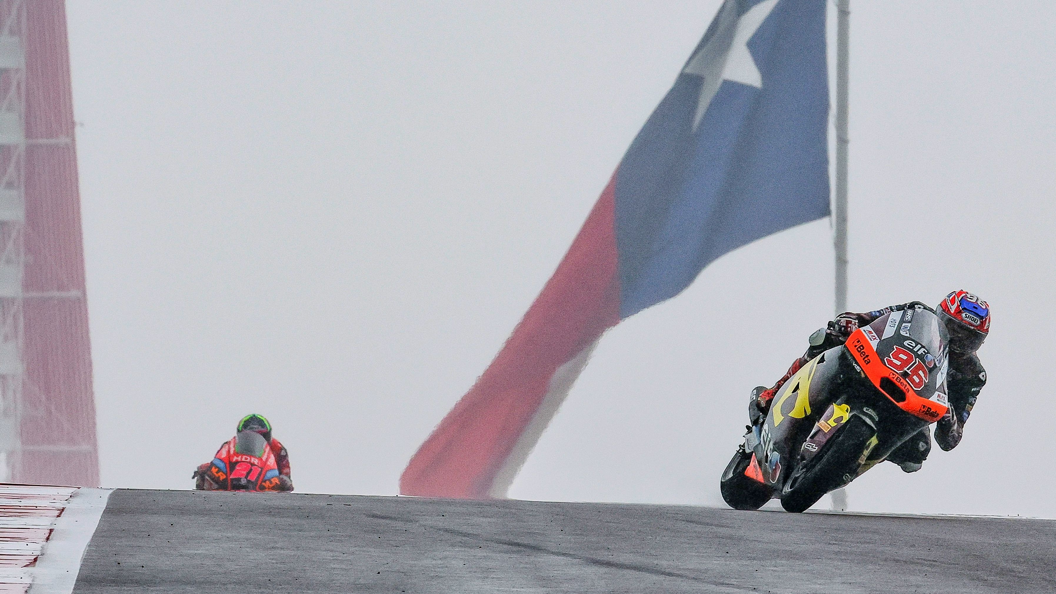 Jake Dixon se escapa de Alonso López con el asfalto mojado, Moto2 Américas 2025