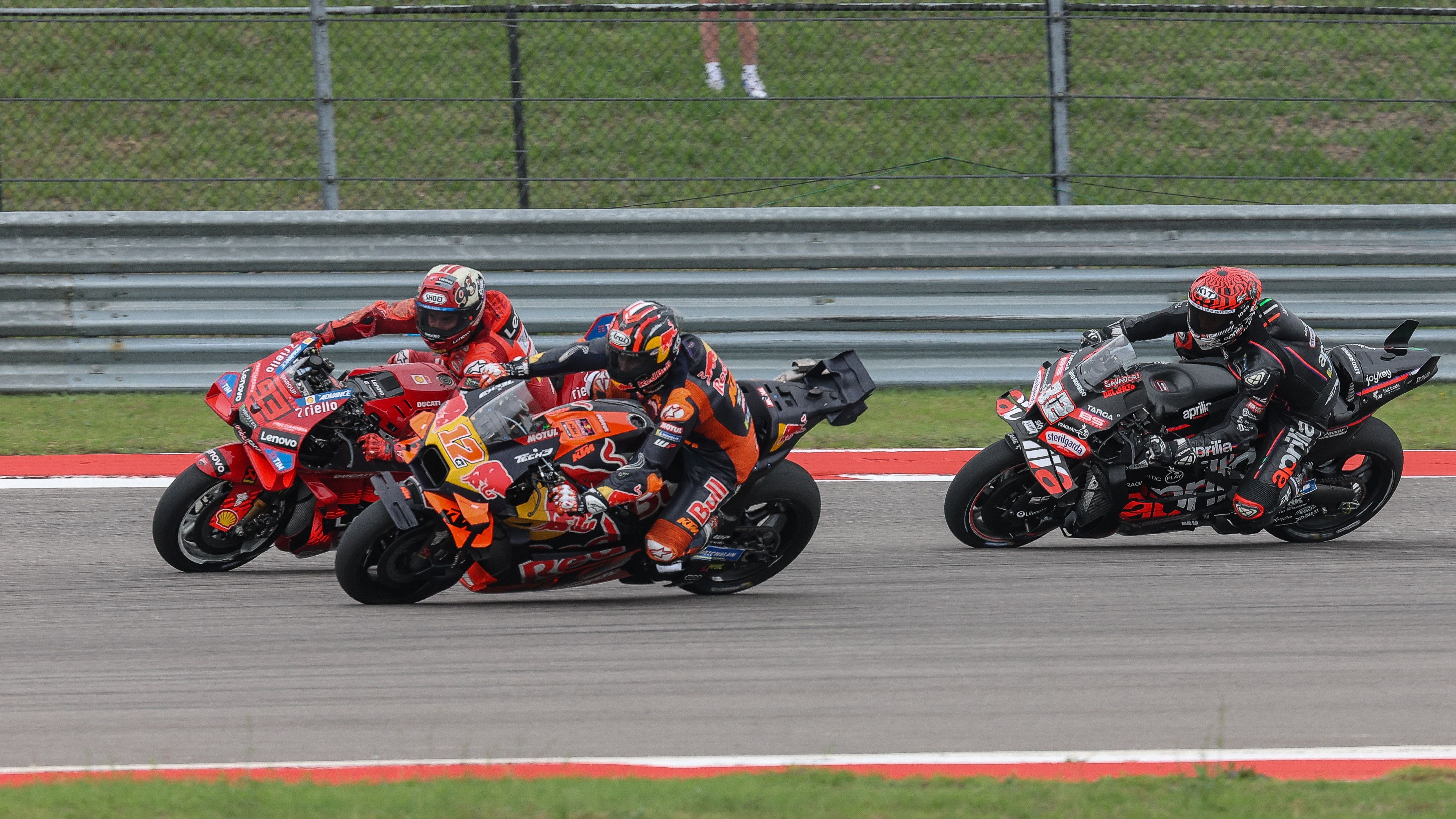 Maverick Viñales supera a Marc Márquez en presencia de Lorenzo Savadori, MotoGP Américas 2025