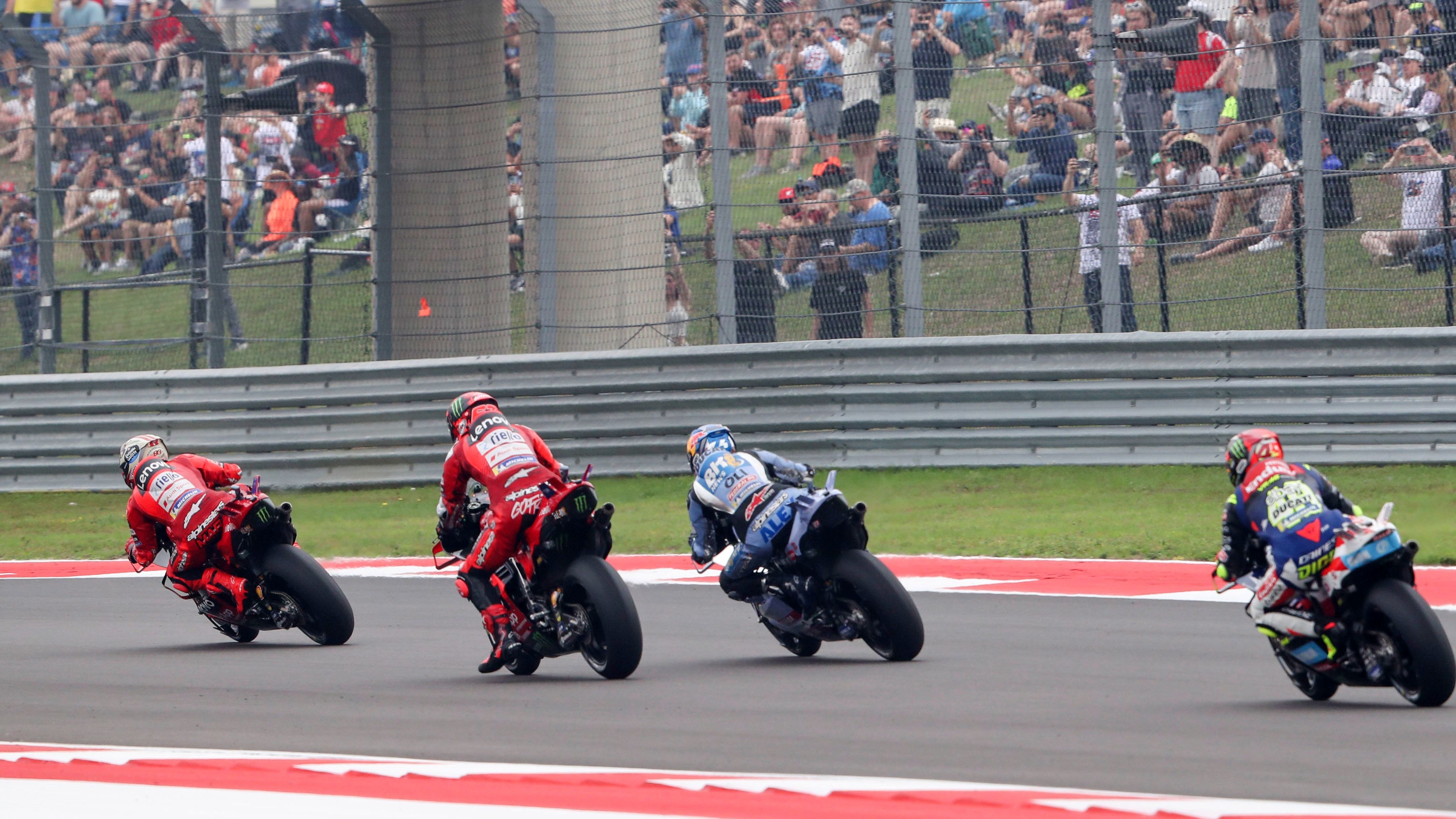 Pecco Bagnaia busca superar a Álex Márquez a la espalda de Marc Márquez, MotoGP Américas 2025