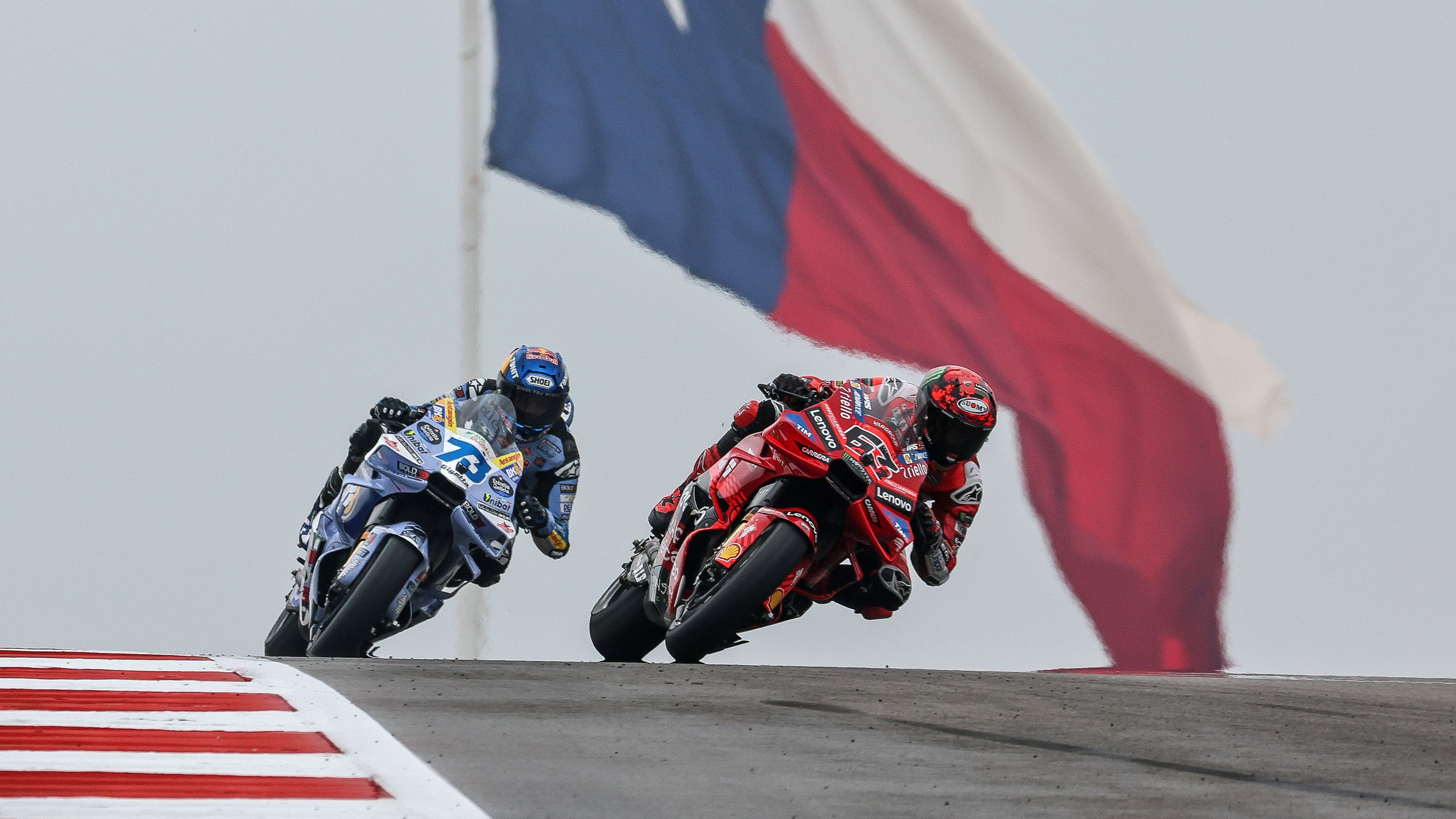 Pecco Bagnaia delante de Álex Márquez, MotoGP Américas 2025