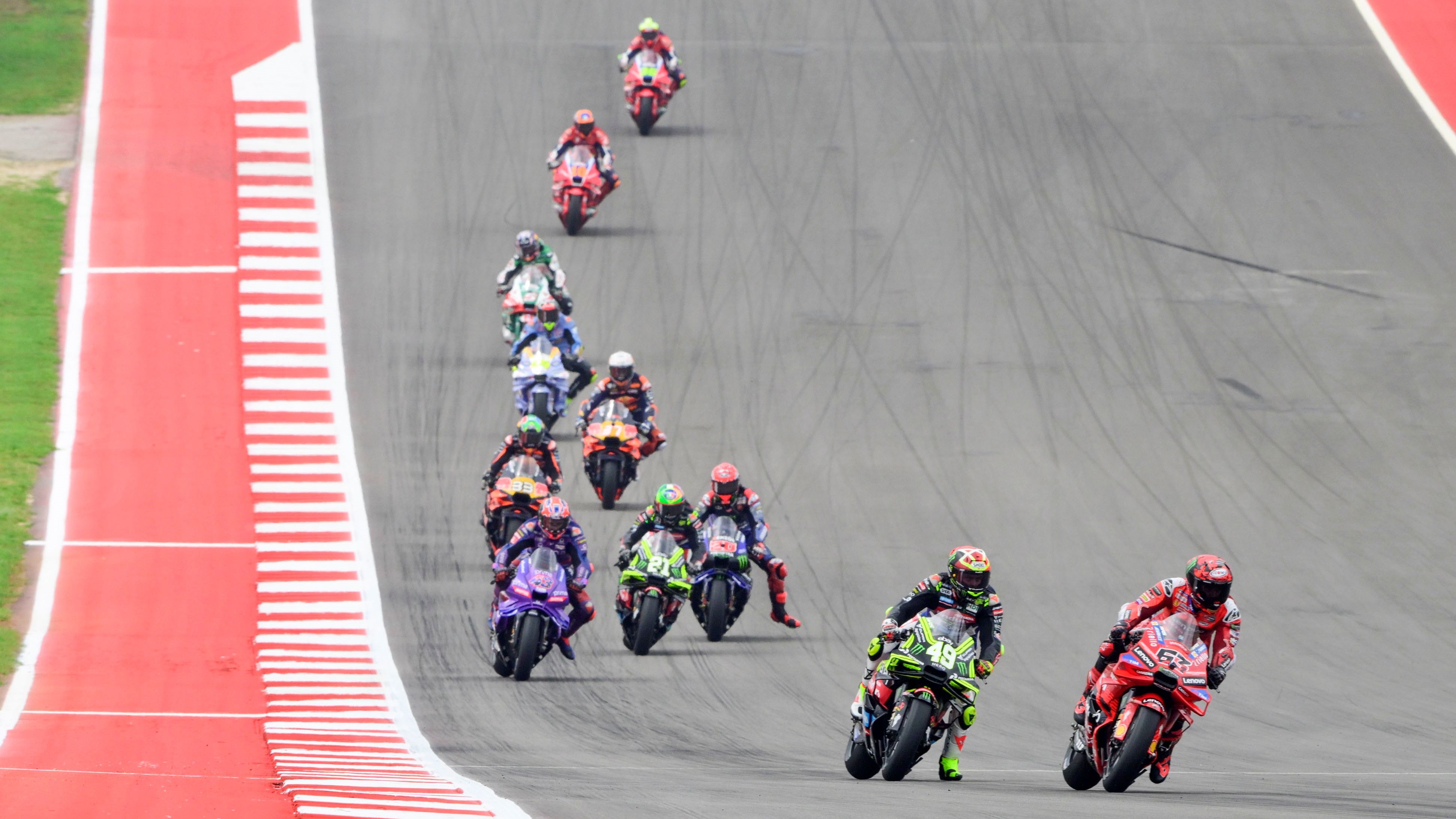 Pecco Bagnaia supera a Fabio Di Giannantonio en el interior de la curva uno, MotoGP Américas 2025