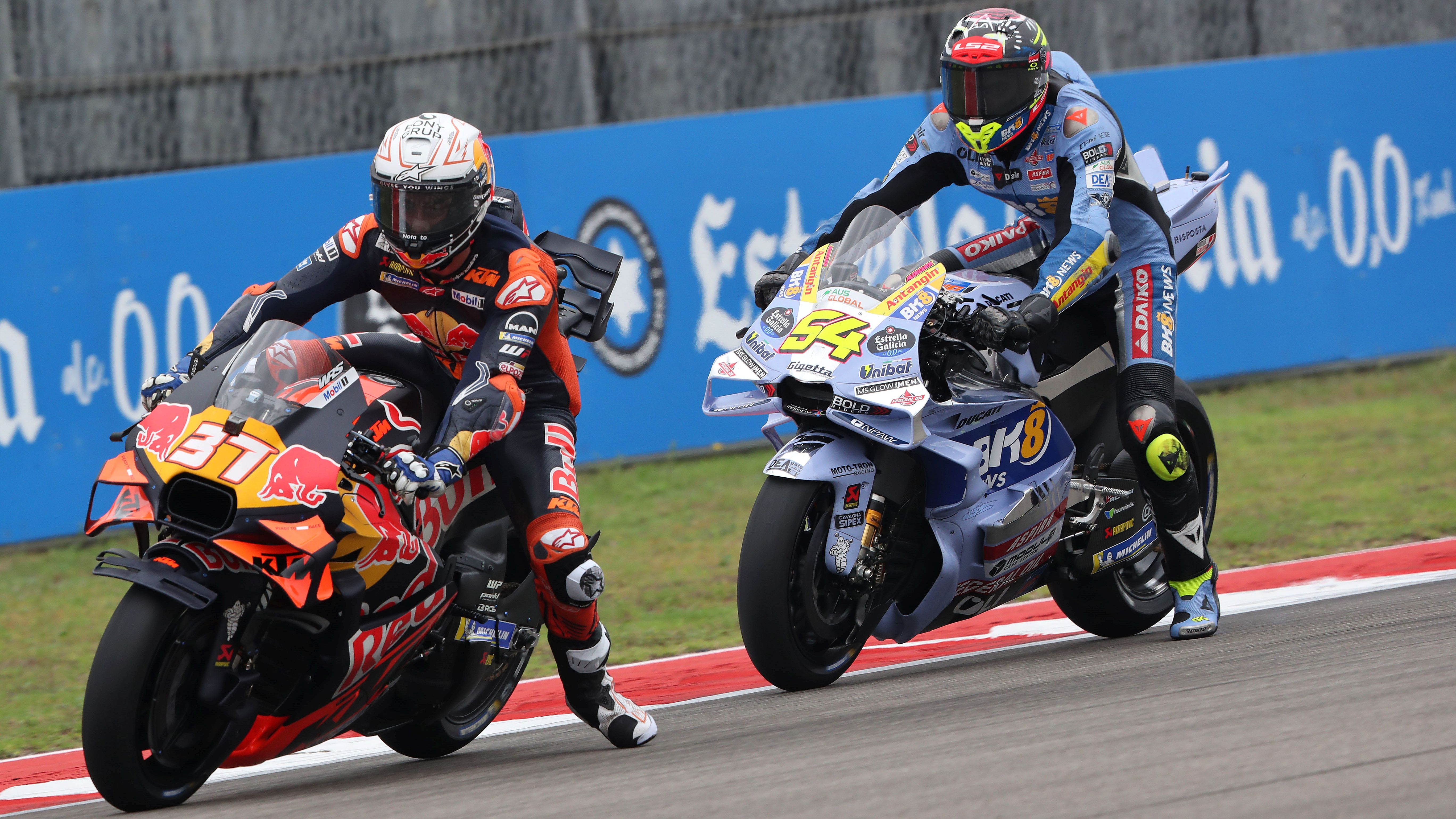 Pedro Acosta se defiende de Fermín Aldeguer, MotoGP Américas 2025