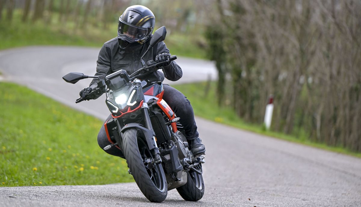 aprilia-tuono-457-accion-11.jpeg