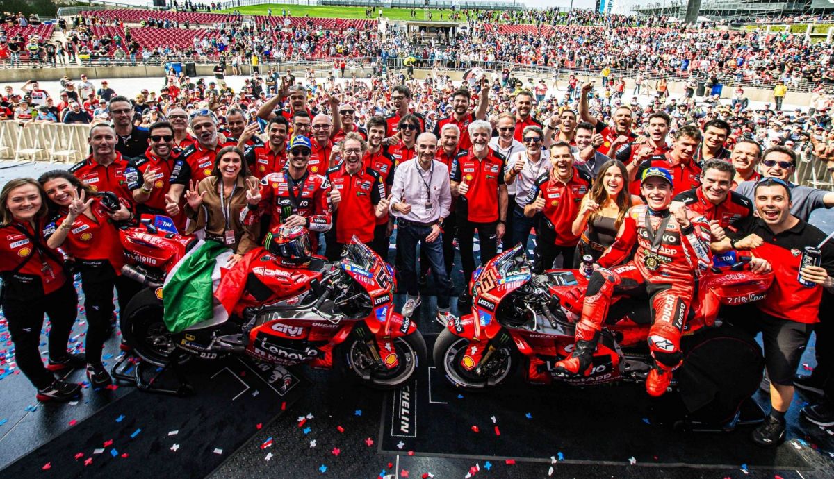 El Ducati Lenovo festeja la victoria de Marc Márquez en el Sprint de COTA, donde Pecco Bagnaia fue tercero
