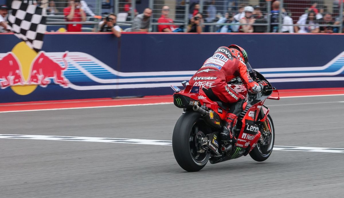 Pecco Bagnaia cruza la meta de COTA como ganador