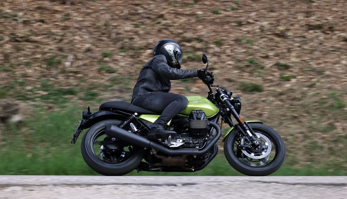 Moto Guzzi V7 Sport accion (47)