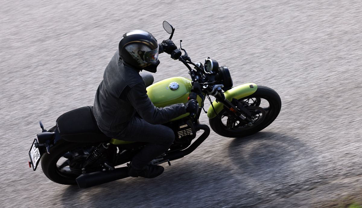 Moto Guzzi V7 Sport accion (84)