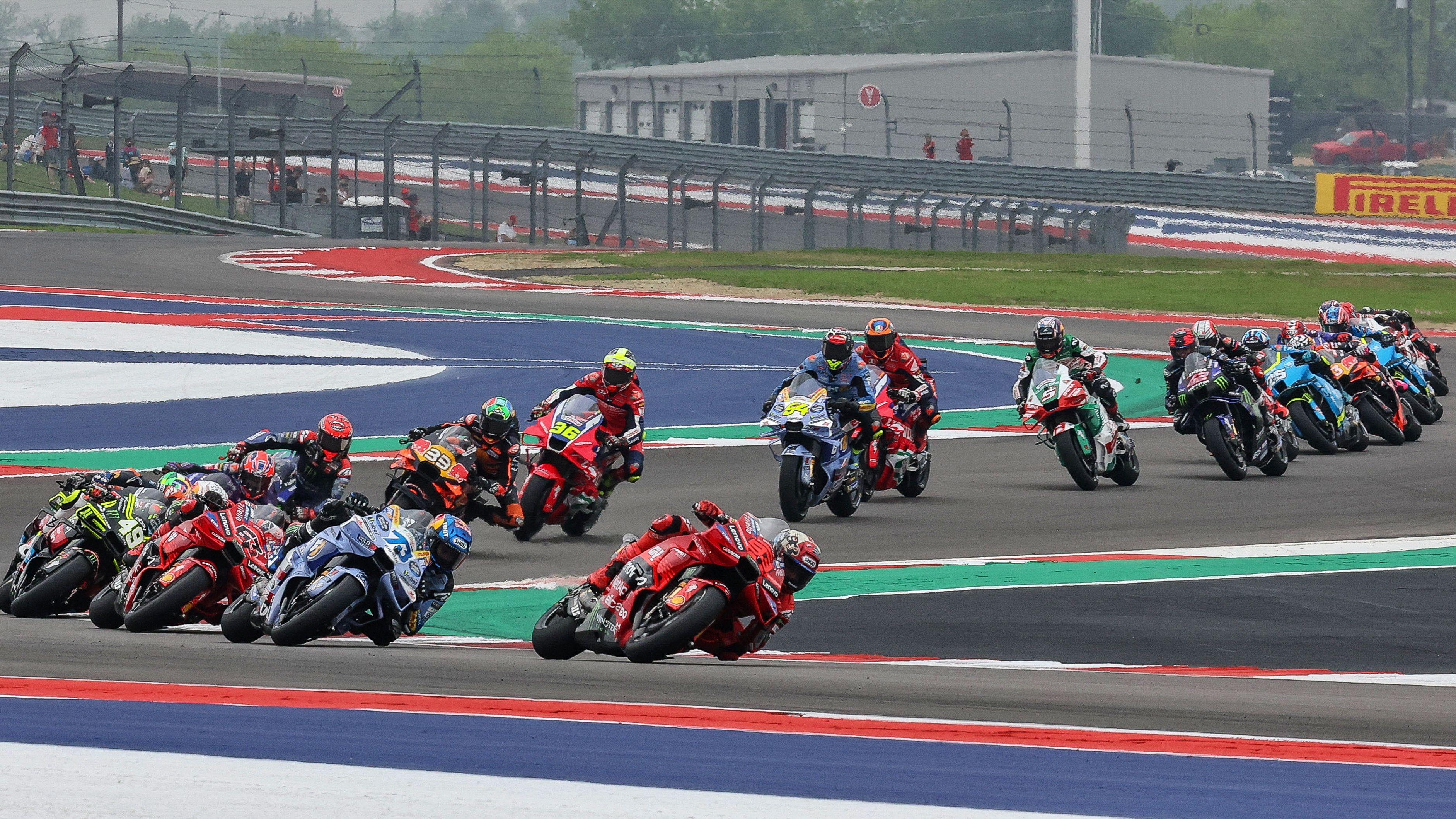Marc Márquez lidera por delante de las demás Ducati al inicio de la carrera de MotoGP 2025 en COTA