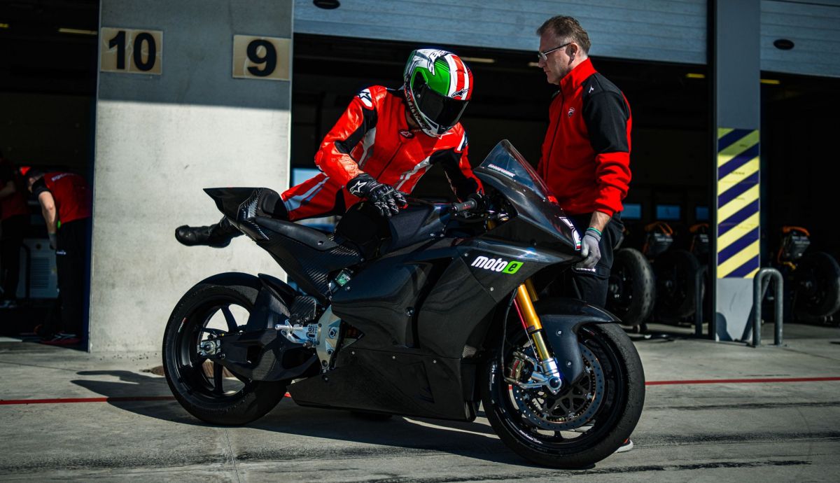 La Ducati V21L 2025 de MotoE preparada para salir a pista La Ducati V21L 2025 de MotoE preparada para salir a pista