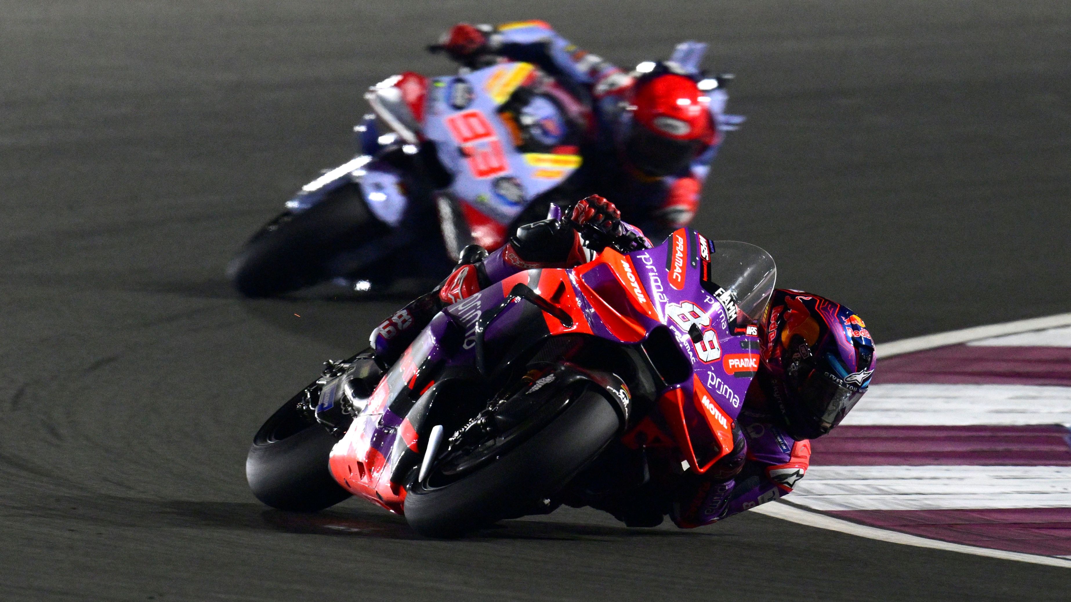 Jorge Martín acechado por Marc Márquez en la carrera de MotoGP Qatar 2024