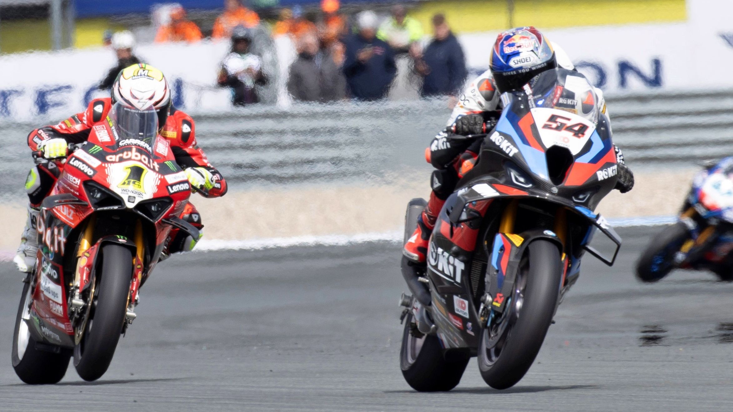 Toprak Razgatlioglu y Álvaro Bautista el año pasado en Assen