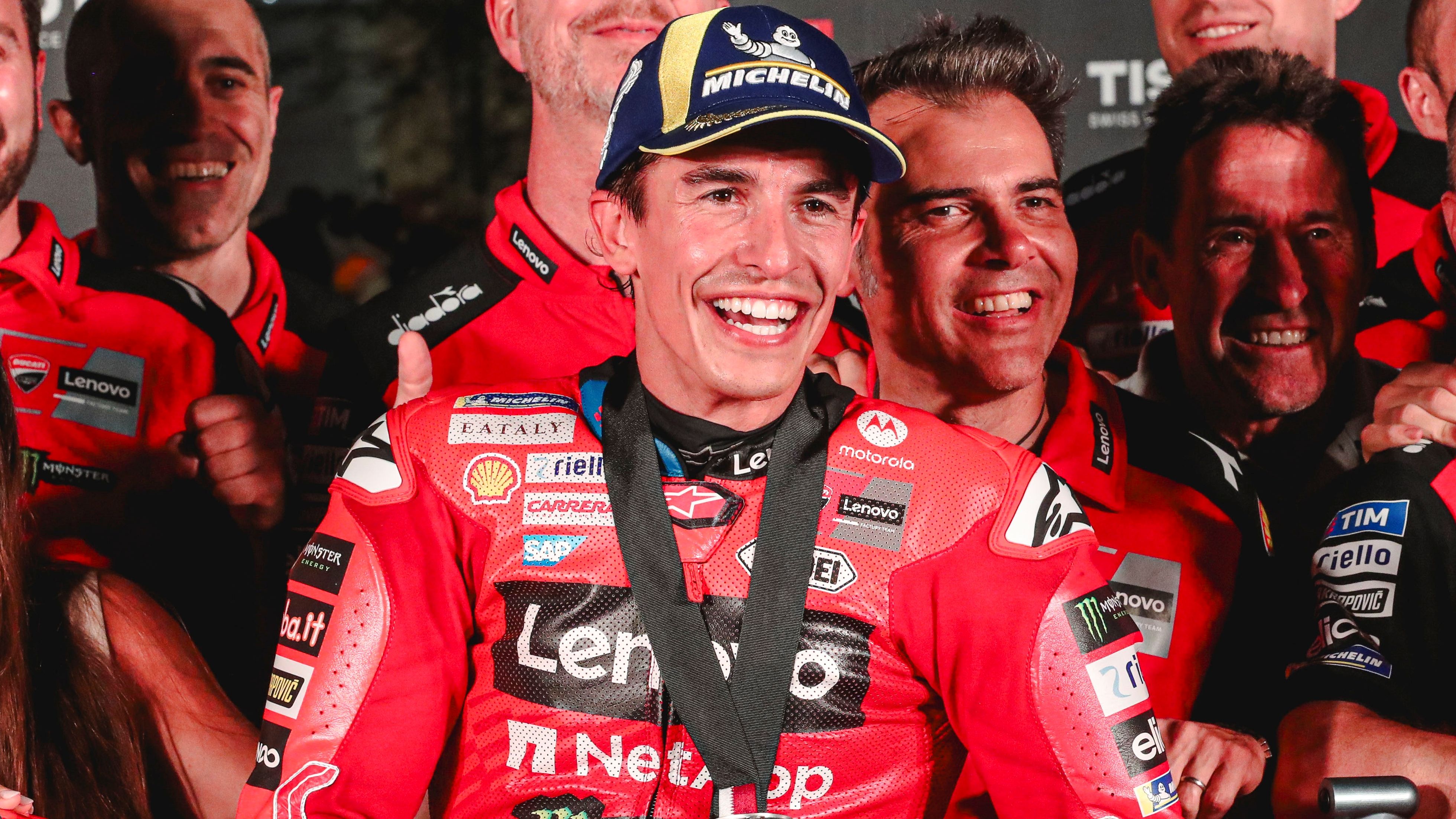 Marc Márquez celebra la victoria del Sprint en el GP de Qatar de MotoGP 2025