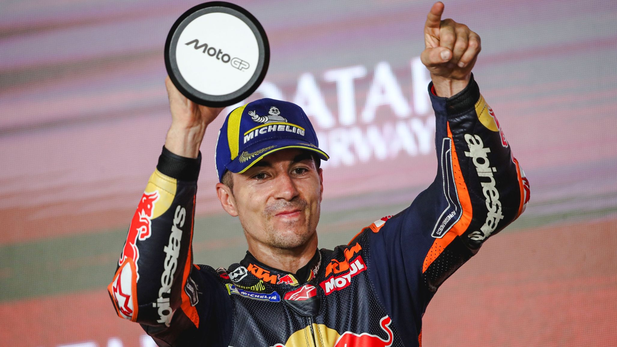 Maverick Viñales en el podio del GP de Qatar de MotoGP 2025