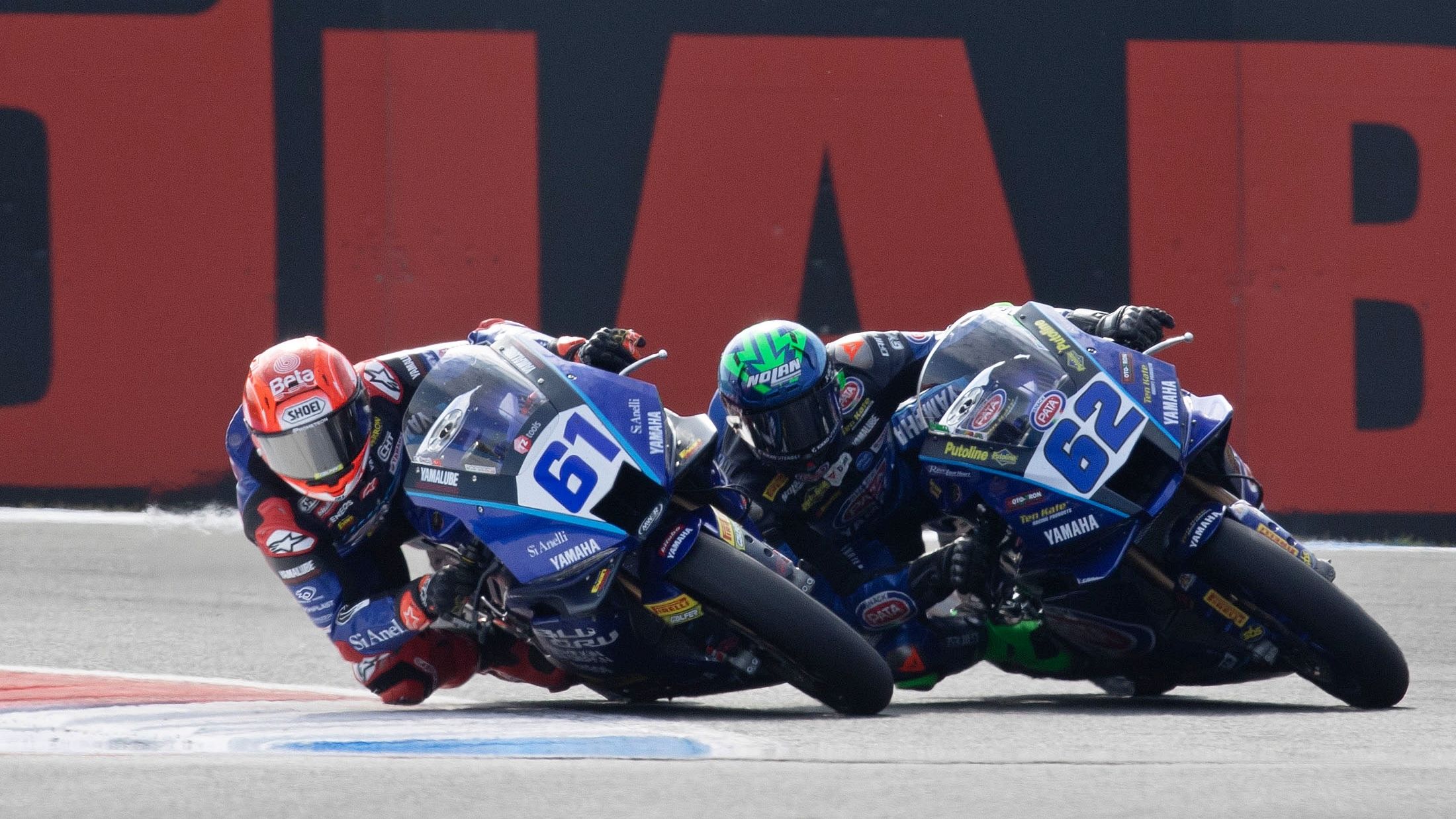 Can Oncu y Stefano Manzi han protagonizado un final épico en Assen