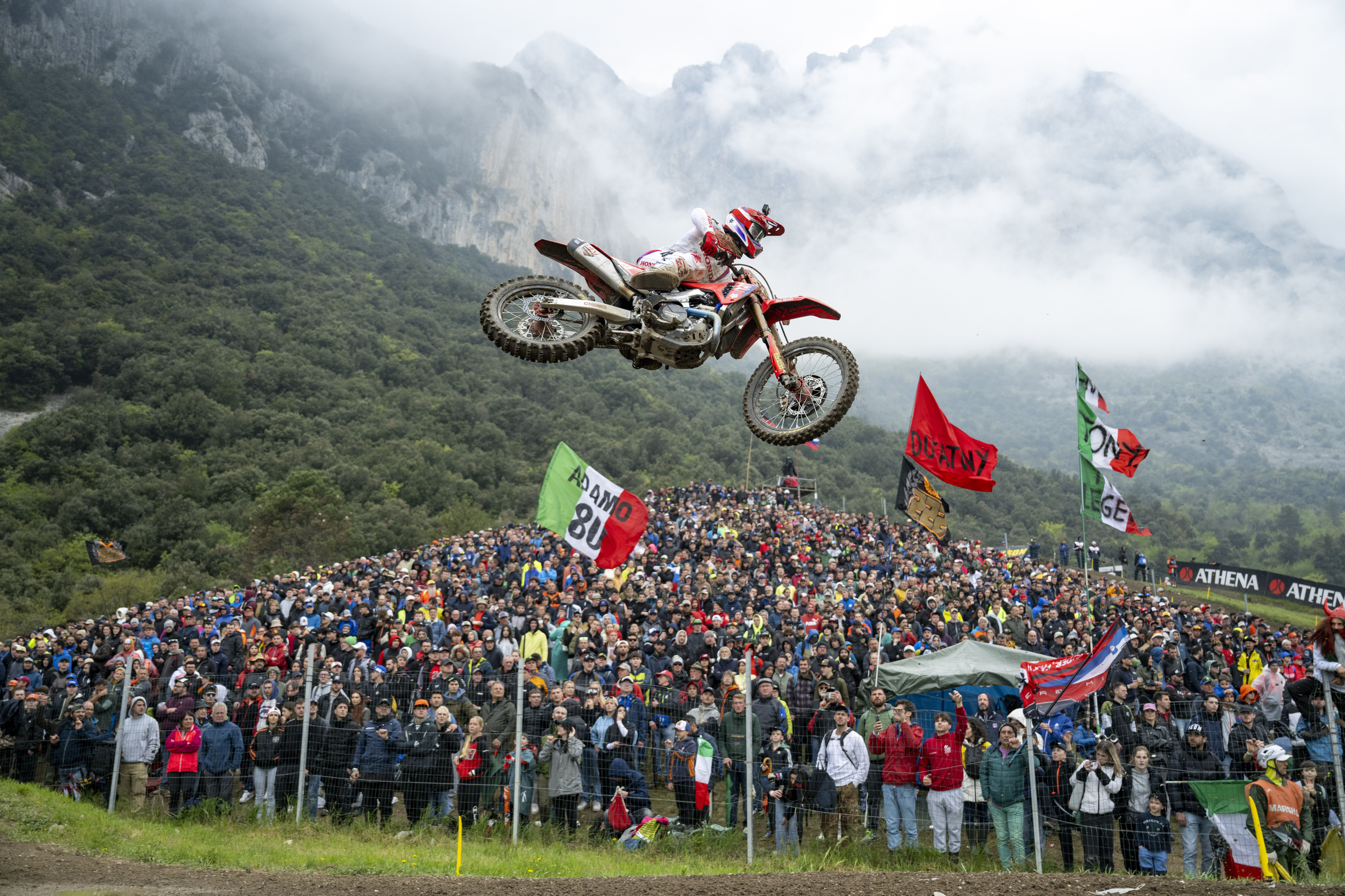 Tim Gasjer domina en el MXGP del Trentino y es más líder del Mundial. Ruben Fernández, quinto.
