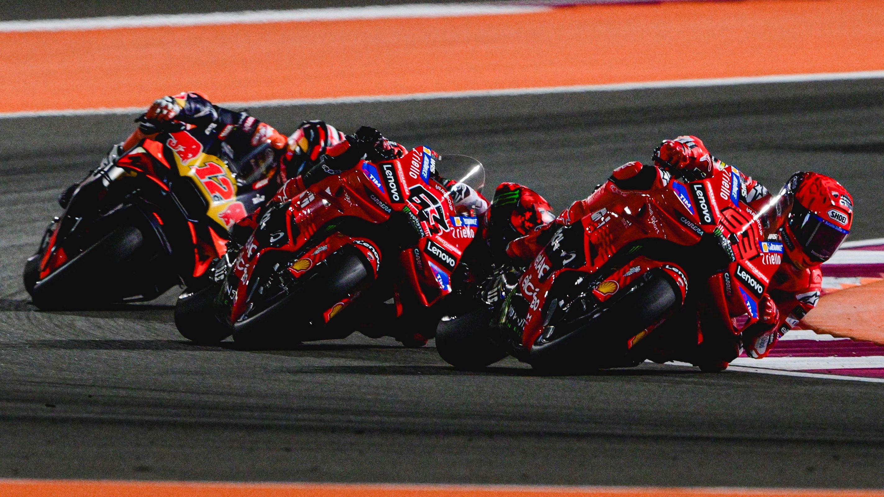 Marc Márquez con Pecco Bagnaia y Maverick Viñales pegados, MotoGP Qatar 2025