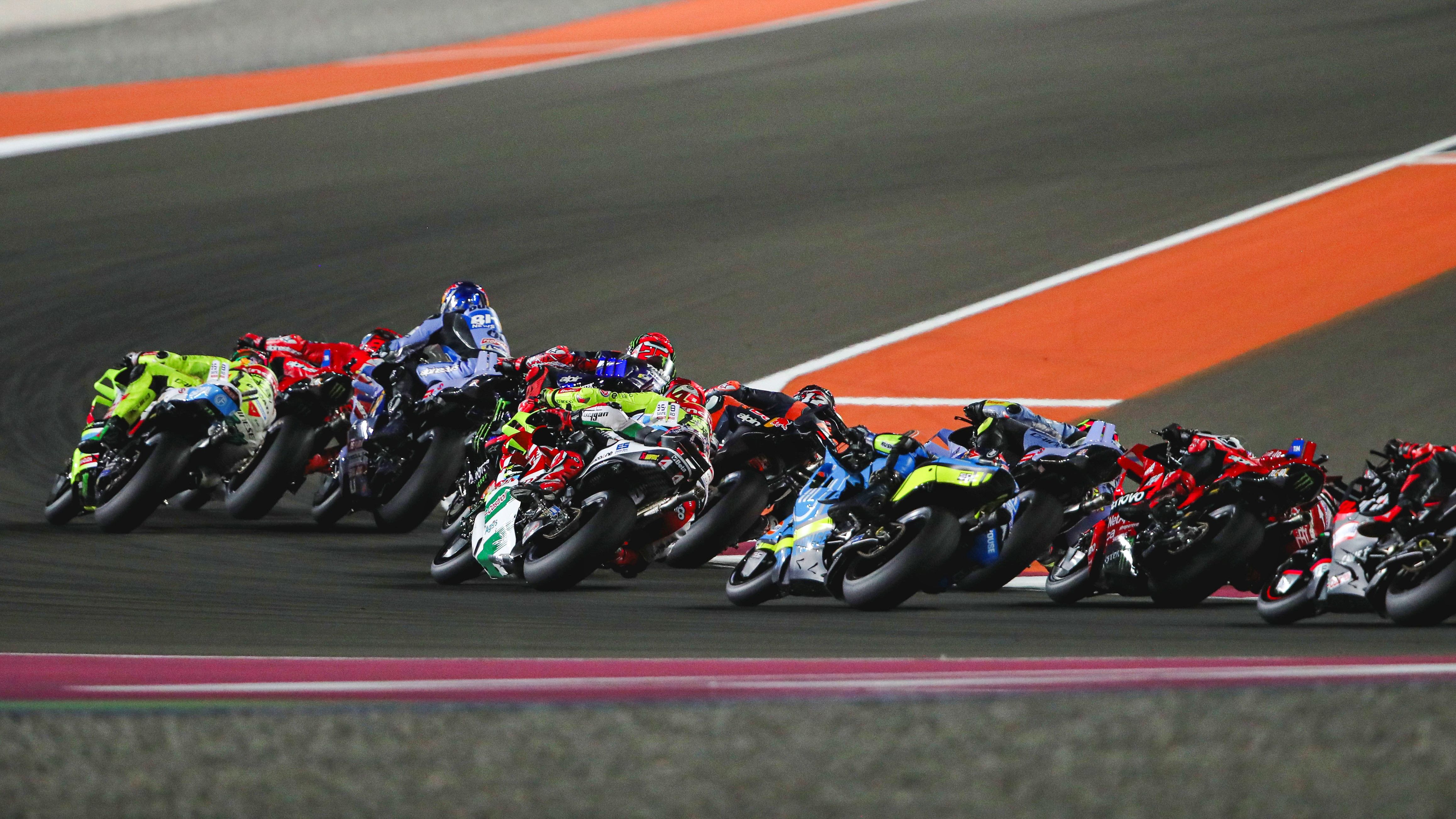 Marc Márquez y Álex Márquez se tocan en la primera curva, MotoGP Qatar 2025