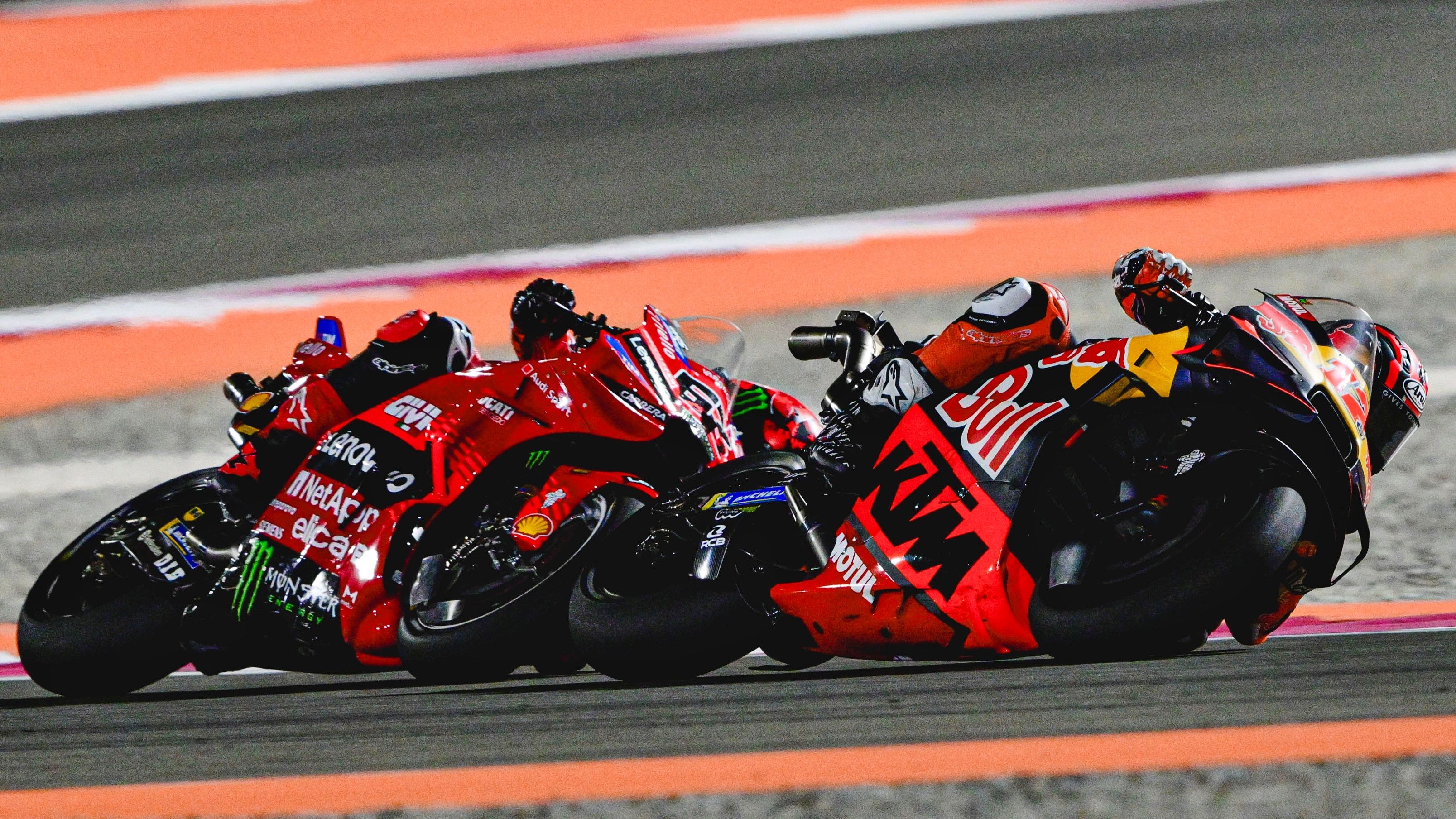 Maverick Viñales con Pecco Bagnaia totalmente pegado, MotoGP Qatar 2025