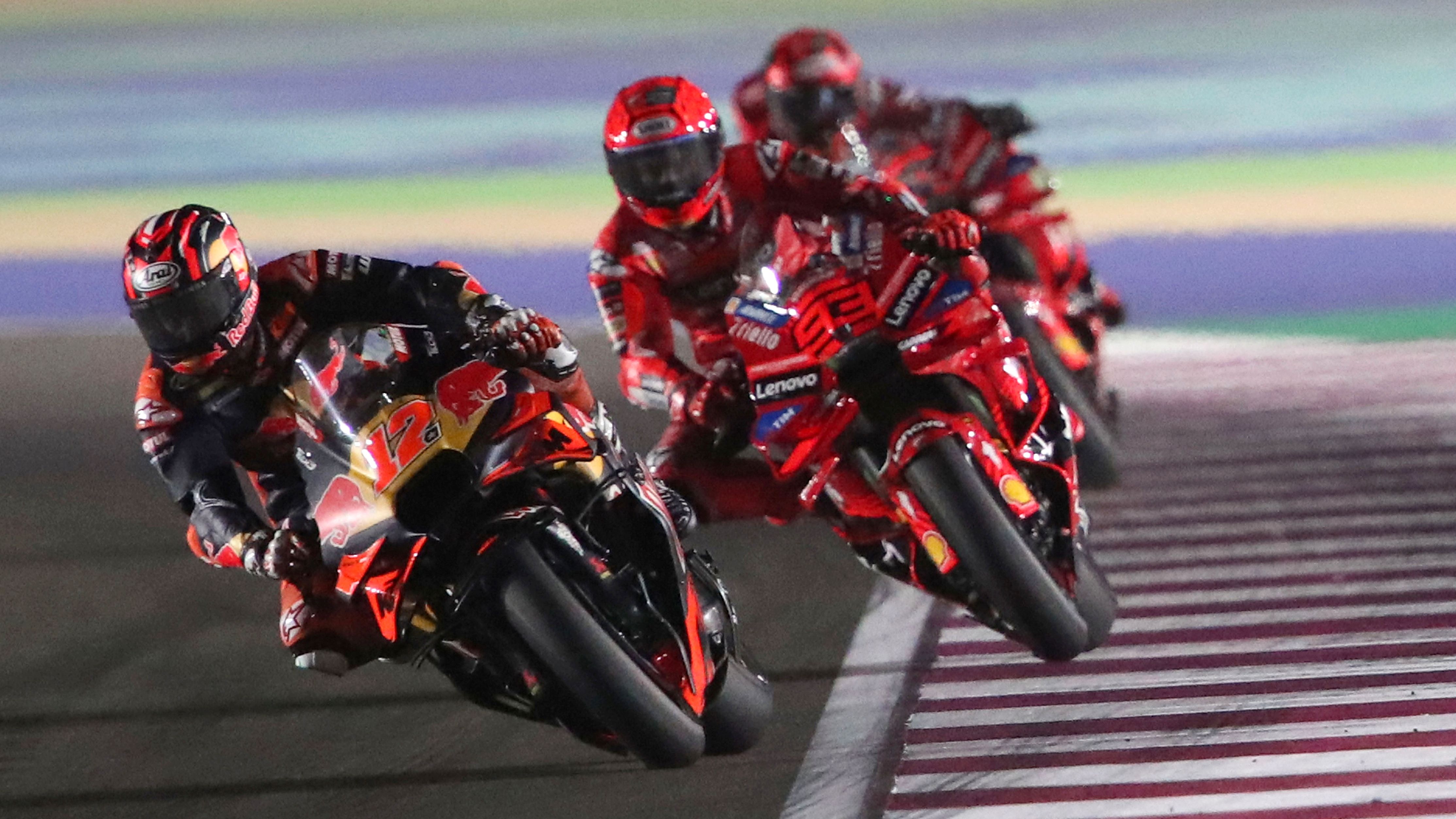 Maverick Viñales delante de Marc Márquez y Pecco Bagnaia, MotoGP Qatar 2025