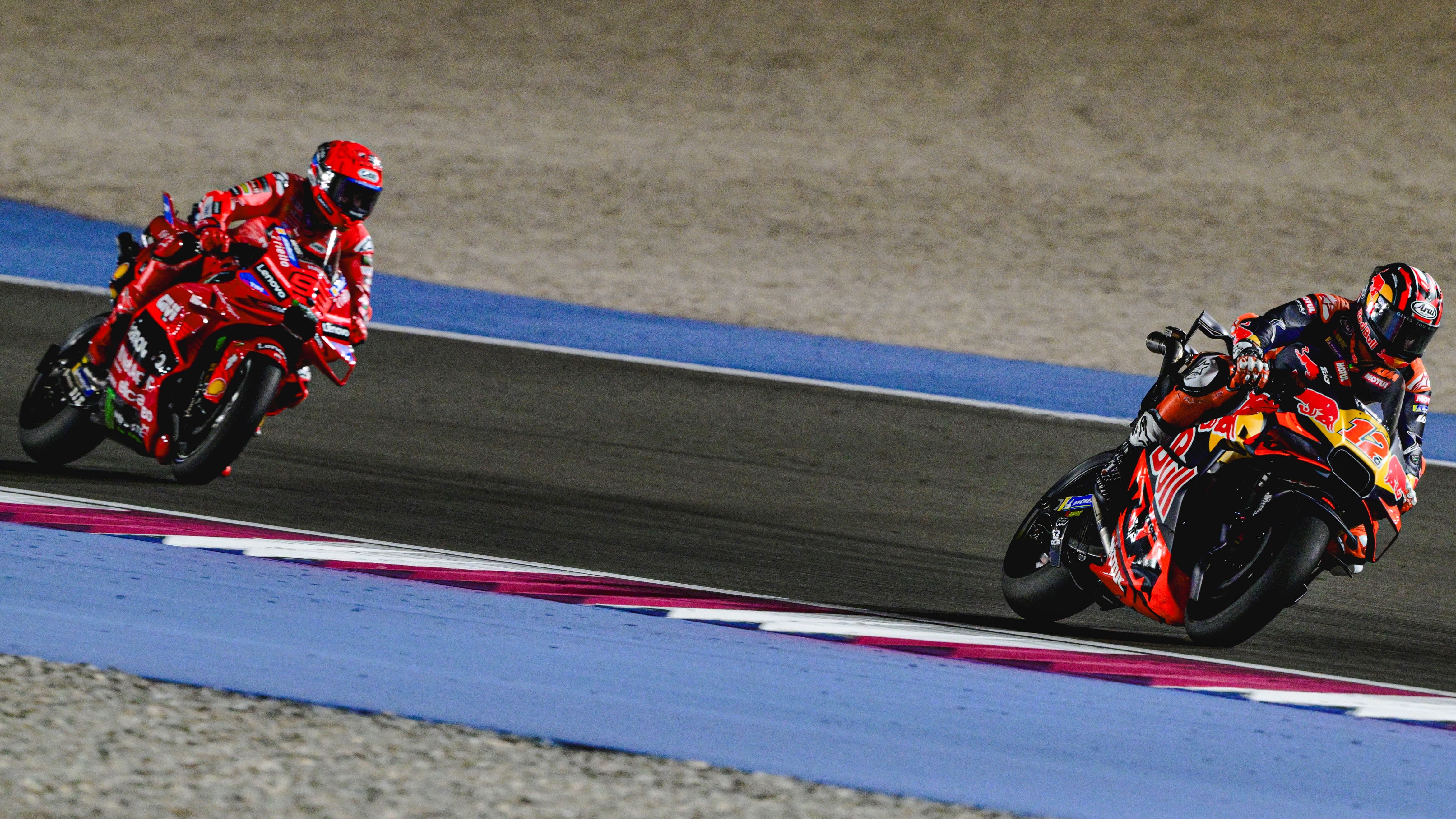 Maverick Viñales intenta escaparse de Marc Márquez, MotoGP Qatar 2025
