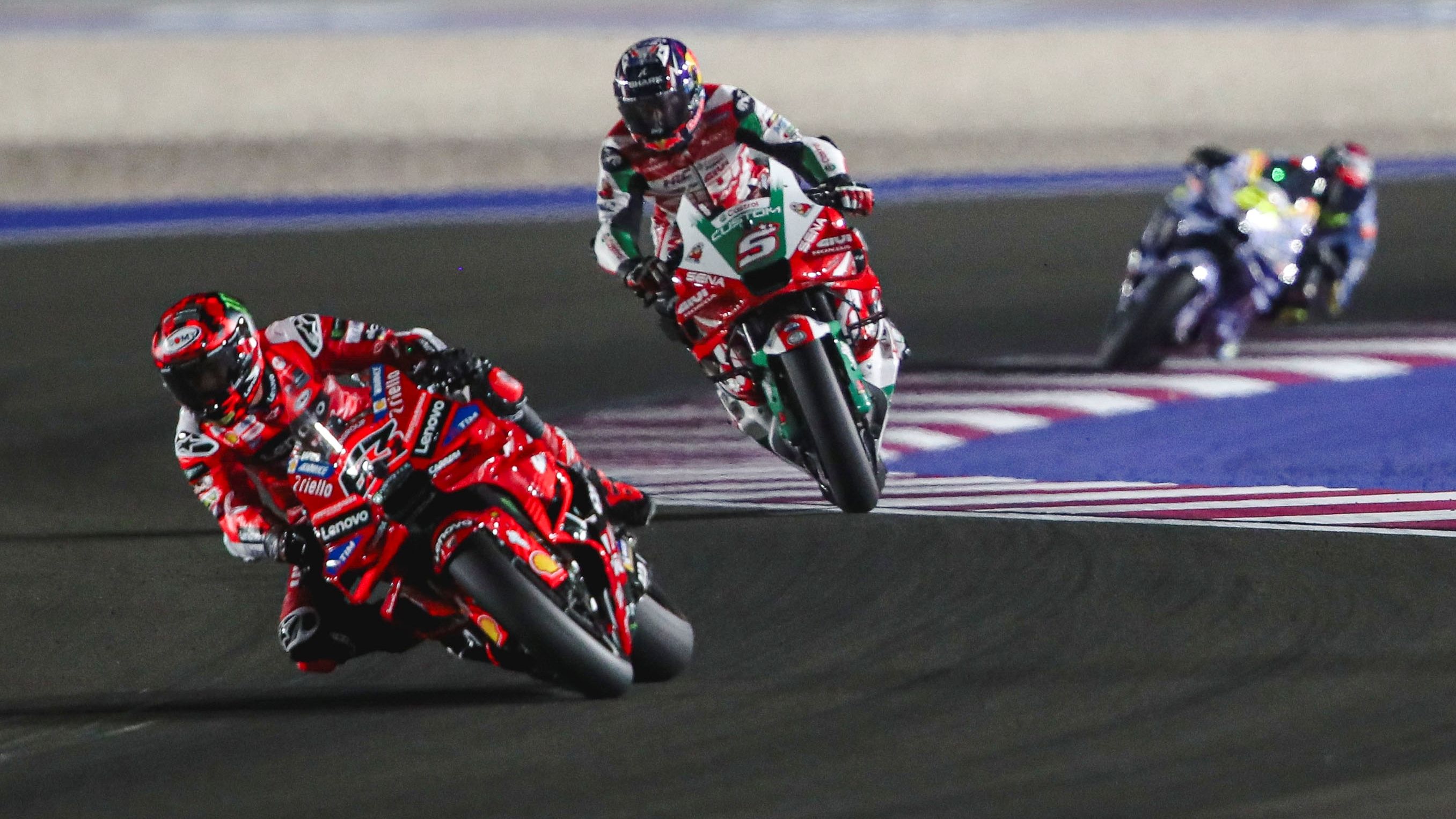 Pecco Bagnaia seguido por Johann Zarco y Fermín Aldeguer, MotoGP Qatar 2025