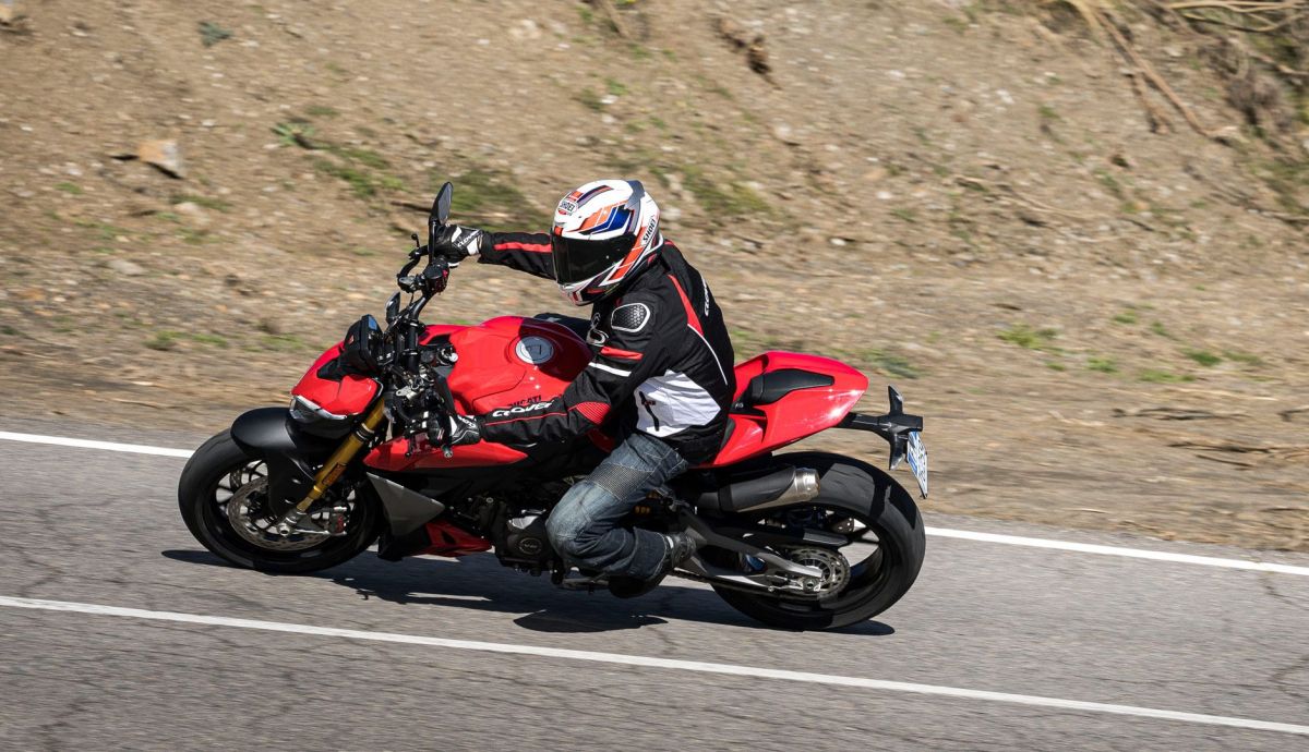 ducati-streetfighter-v2s-2025-accion-23_7_1200x690.jpeg