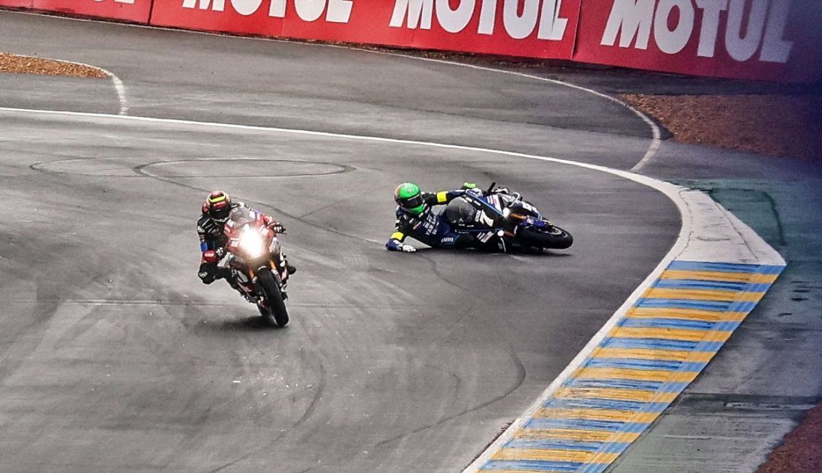Marvin Fritz se va al suelo en la primera vuelta cuando seguía a Gregg Black Marvin Fritz se va al suelo en la primera vuelta cuando seguía a Gregg Black