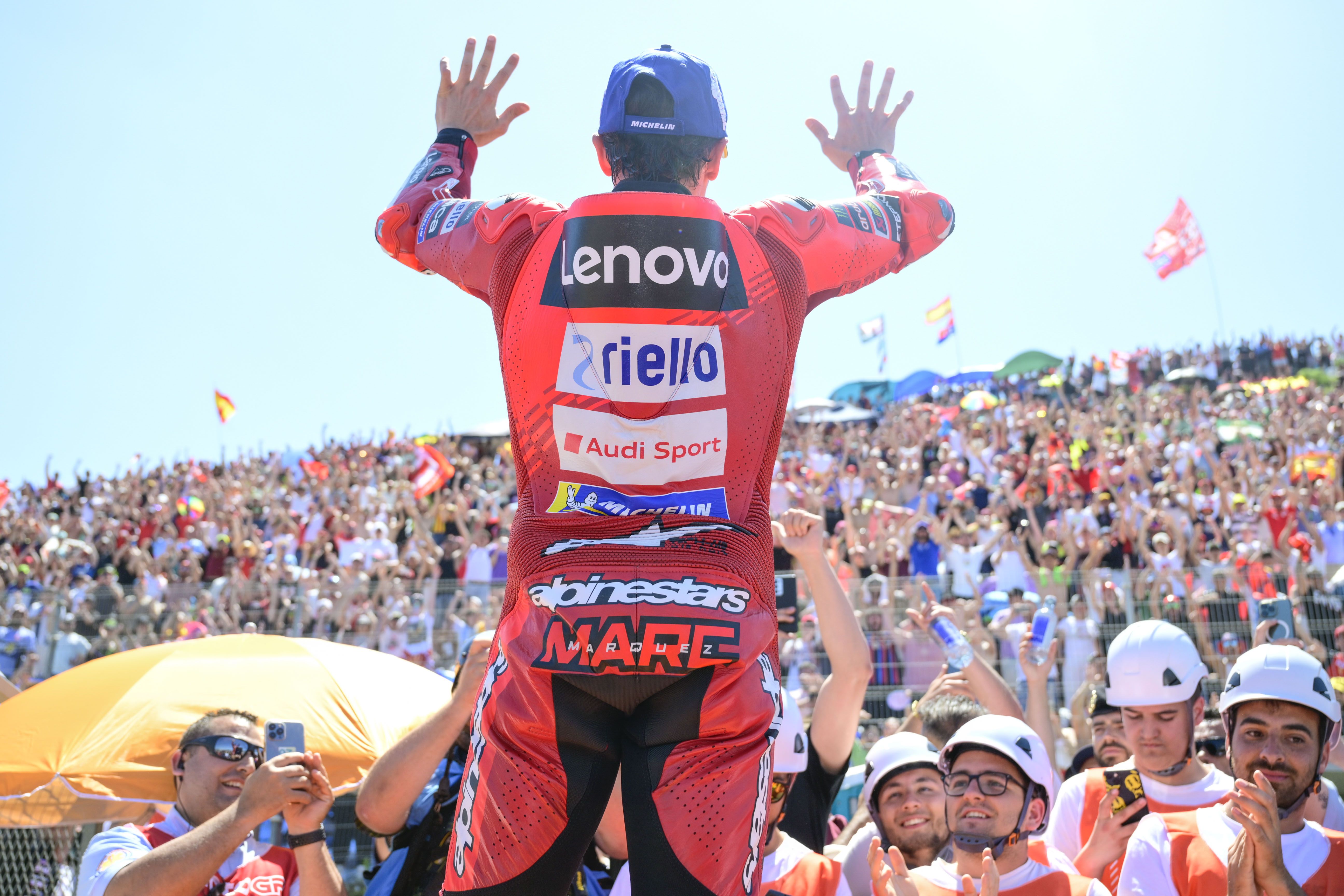 Marc Márquez ha celebrado su victoria al sprint en Nieto-Peluqui. 