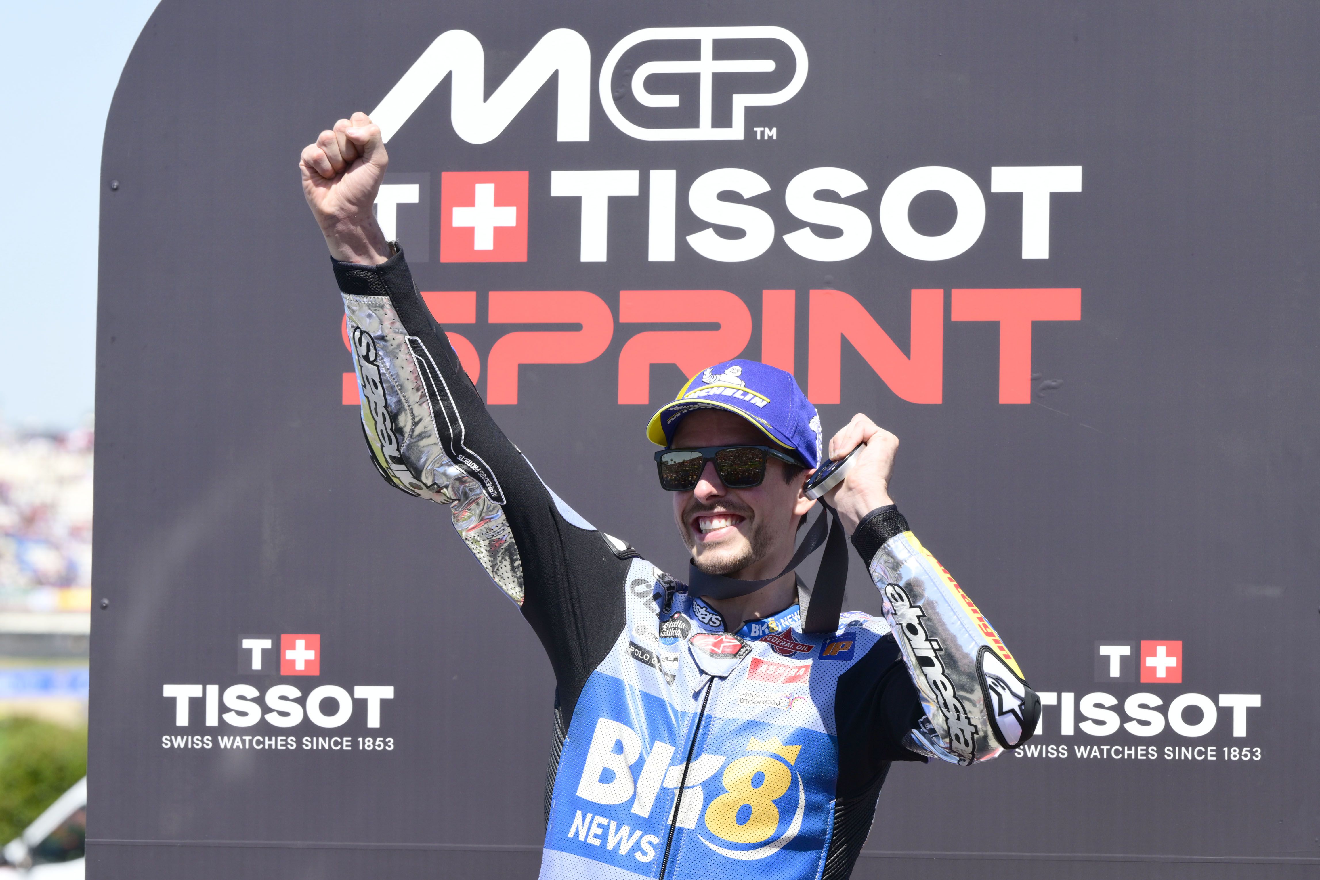 Álex Márquez celebra su segunda posición en el podio de Jerez.