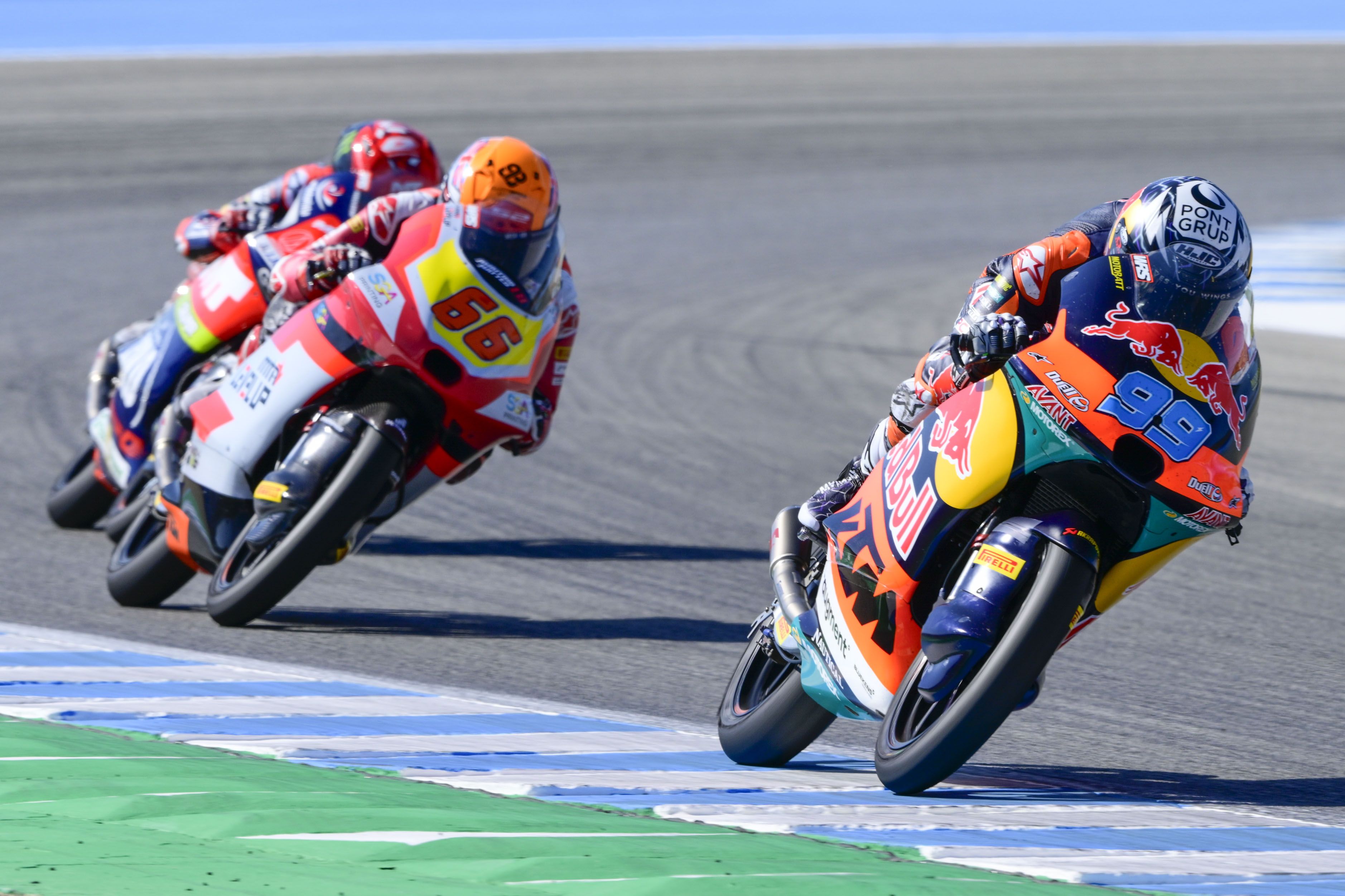 José Antonio Rueda, Joel Kelso y Ángel Piqueras durante la carrera de Moto3.