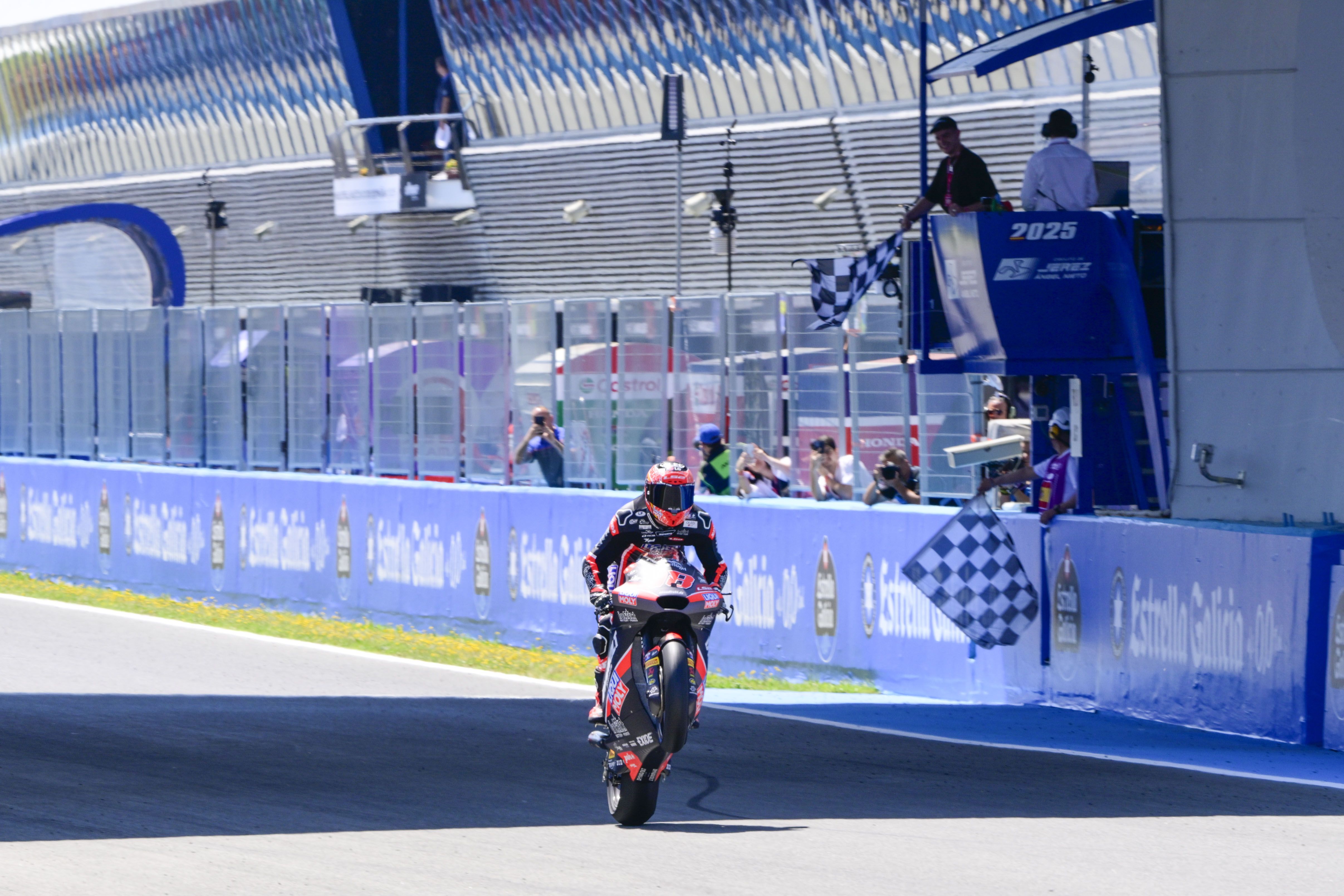 Manu González celebra la victoria en GP de España de Jerez