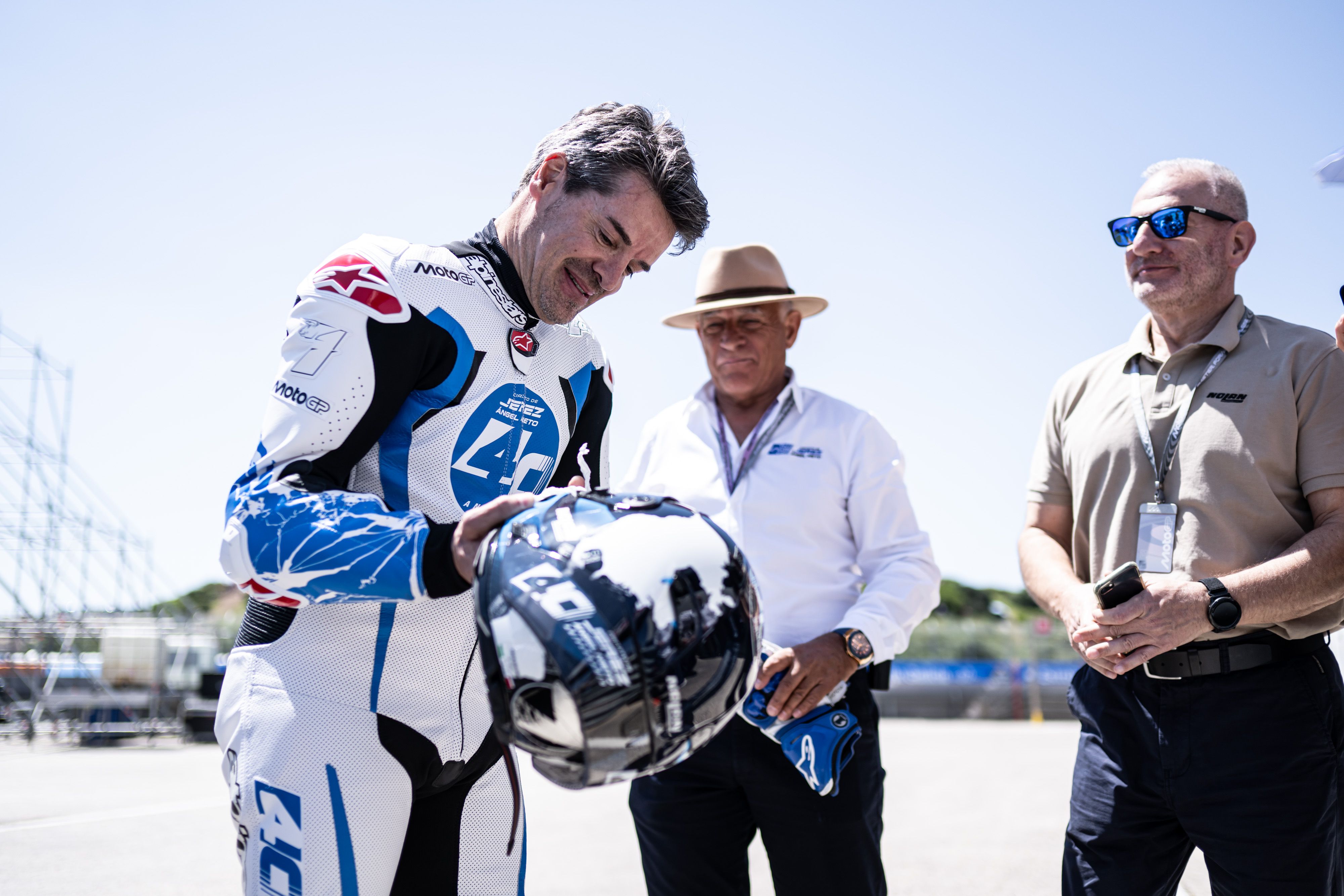Nolan rinde homenaje a 40 años de historia en Jerez con un casco legendario