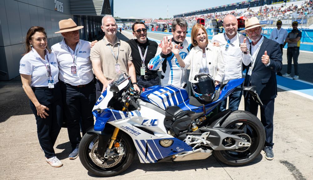 Nolan rinde homenaje a 40 años de historia en Jerez con un casco legendario