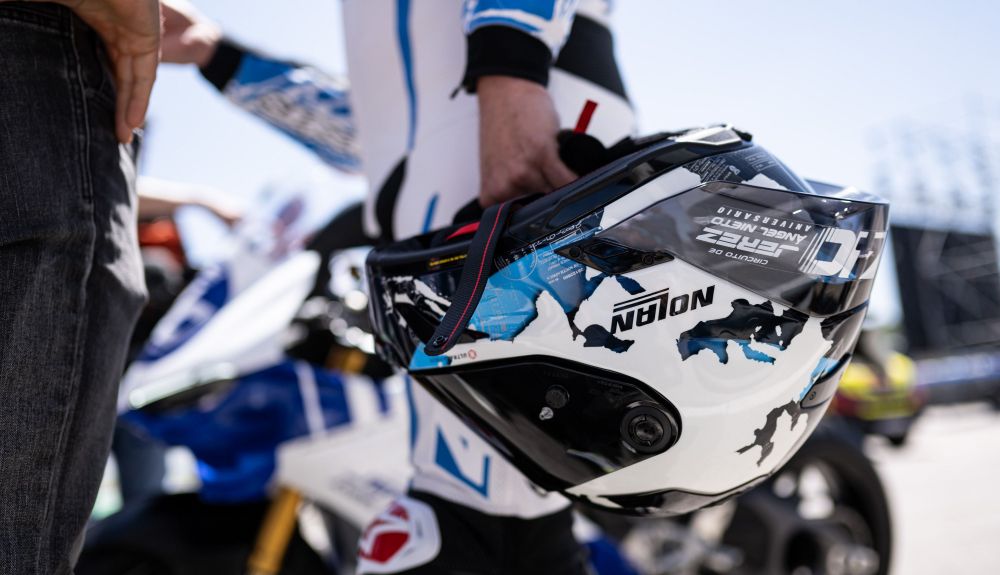 Nolan rinde homenaje a 40 años de historia en Jerez con un casco legendario