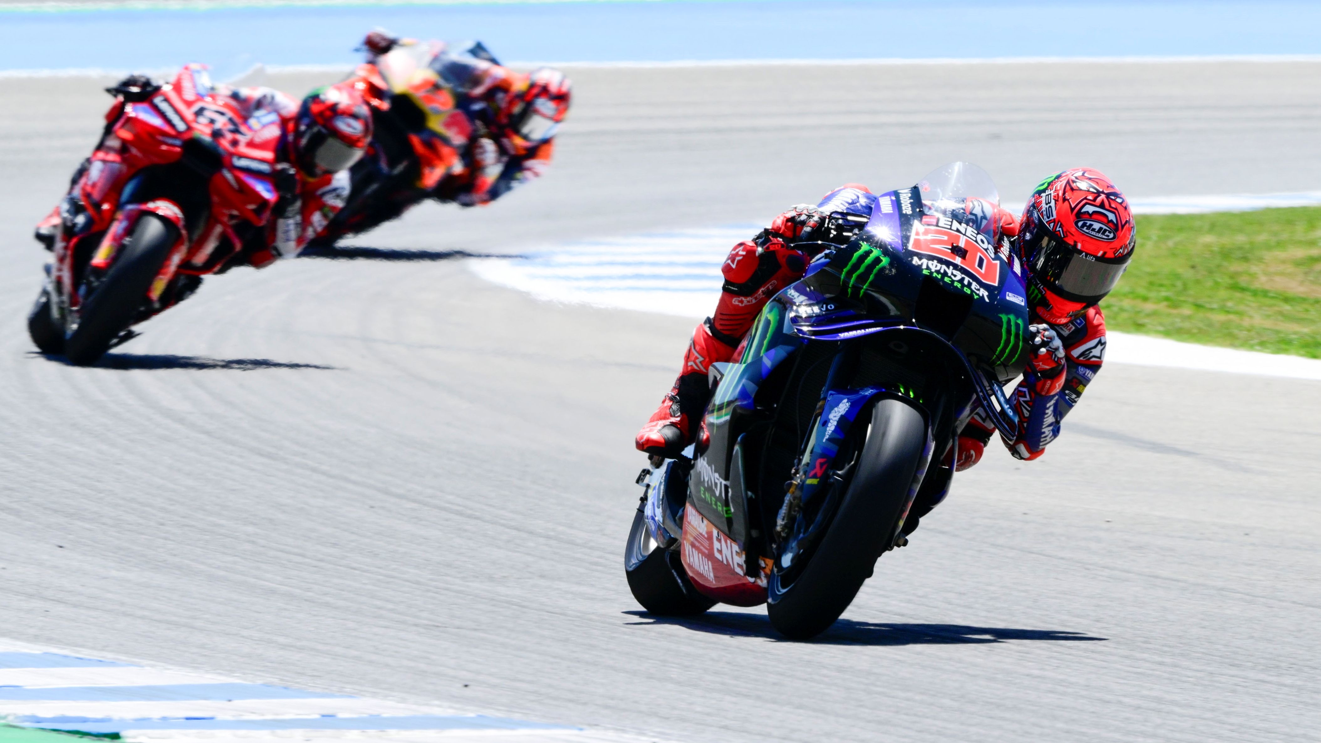 Fabio Quartararo perseguido por Pecco Bagnaia y Maverick Viñales, MotoGP Jerez 2025