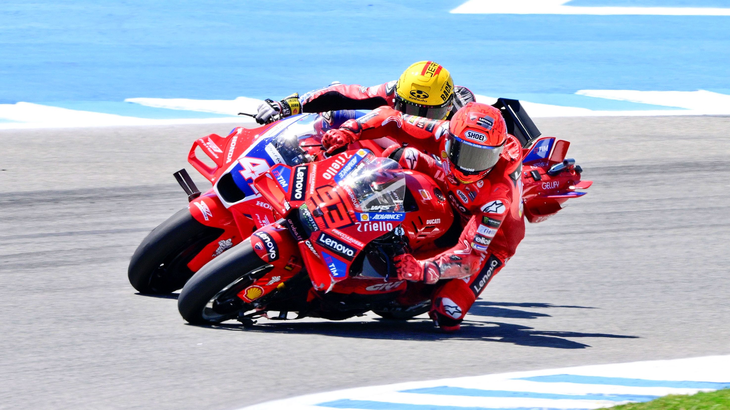 Marc Márquez rebasa a Aleix Espargaró tras su caída, MotoGP Jerez 2025