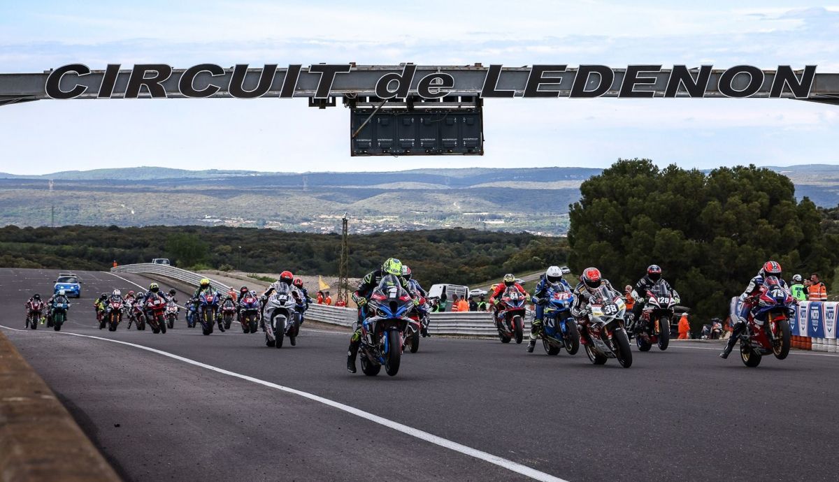 Salida de la primera carrera del FSBK 2025 en Ledenon Salida de la primera carrera del FSBK 2025 en Ledenon