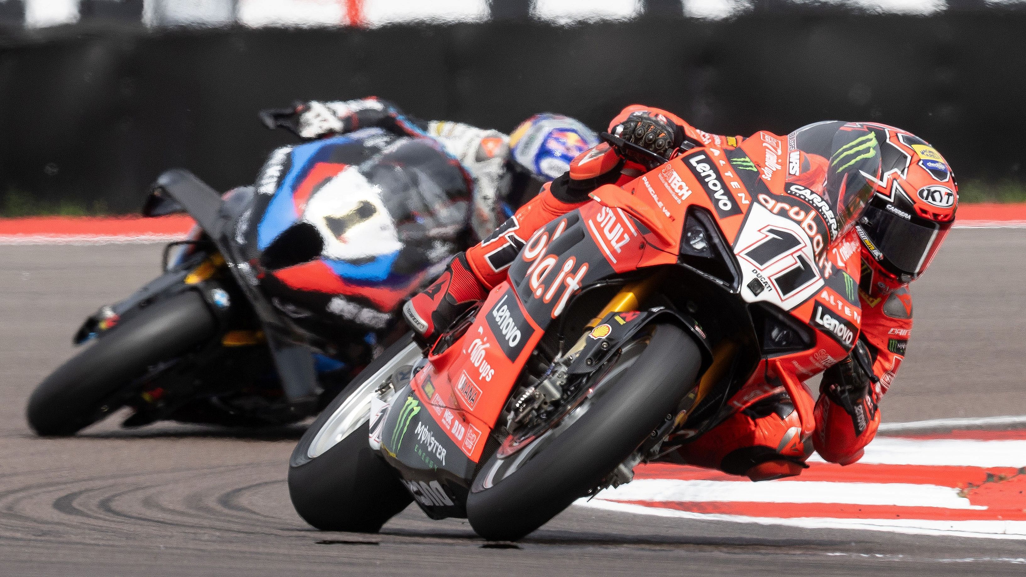 Nicolò Bulega ha vuelto a batir a Toprak Razgatlioglu para rubricar el triplete en Cremona