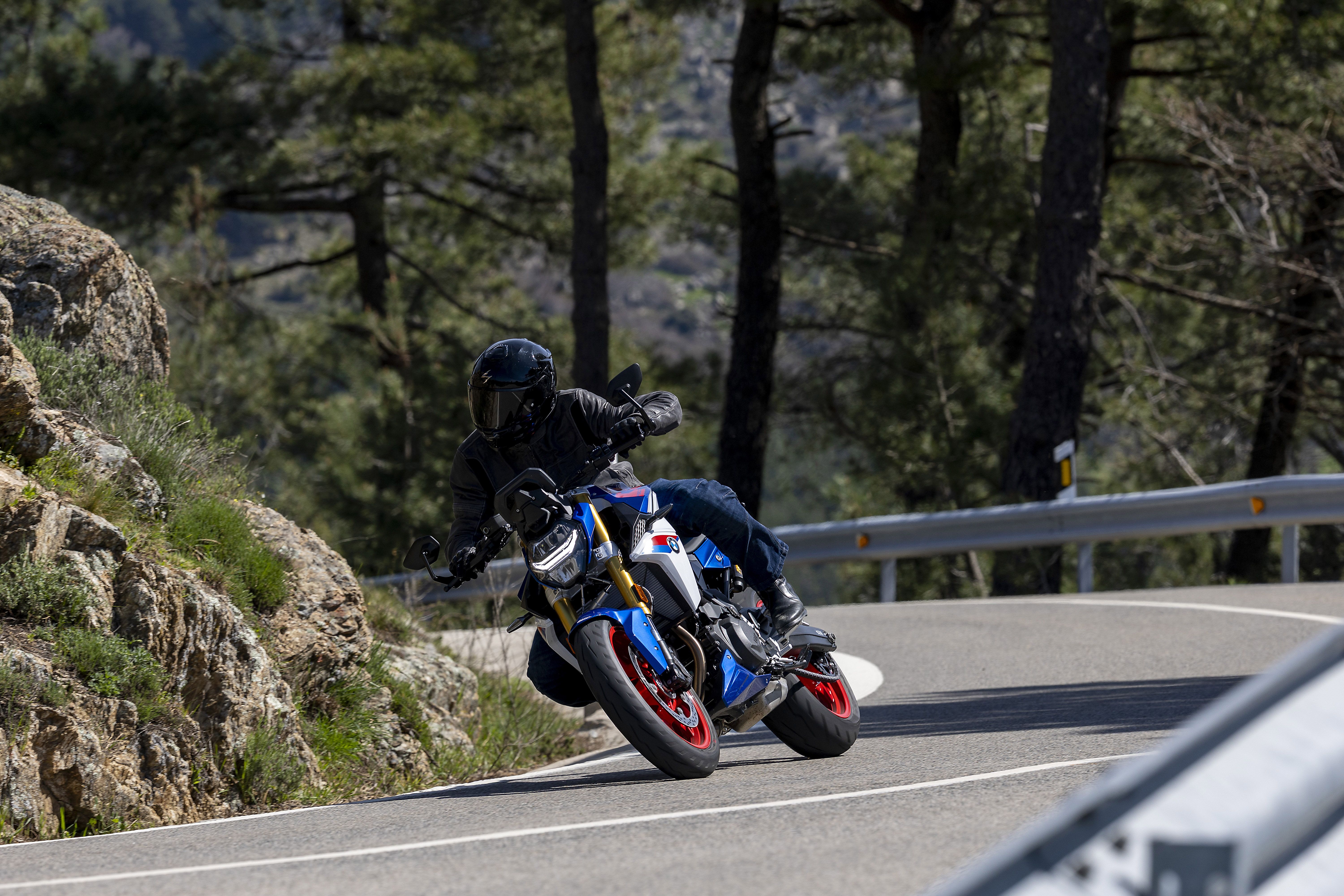 BMW F900R accion (2)