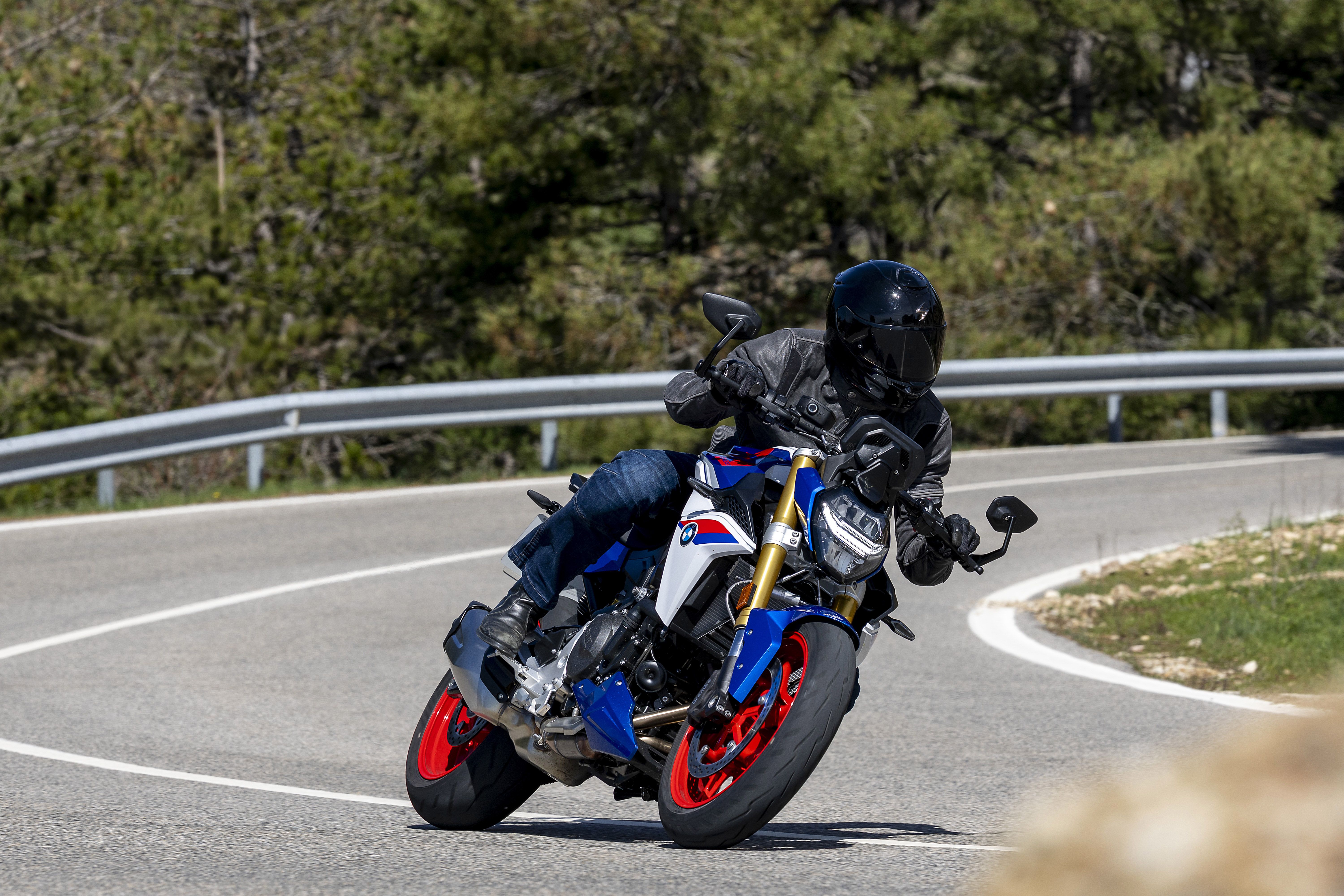 BMW F 900 R, la reconversión sport de una naked emblemática