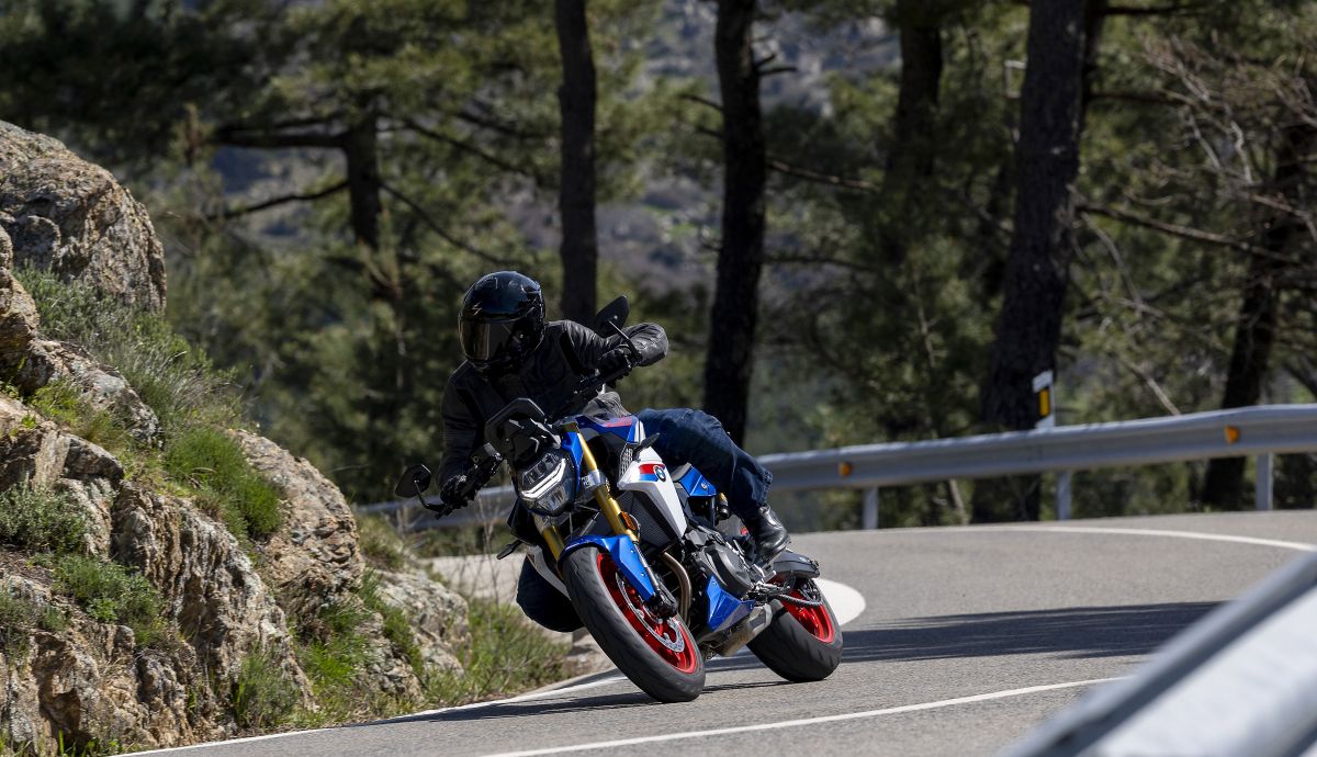 BMW F900R accion (2) BMW F900R accion (2)