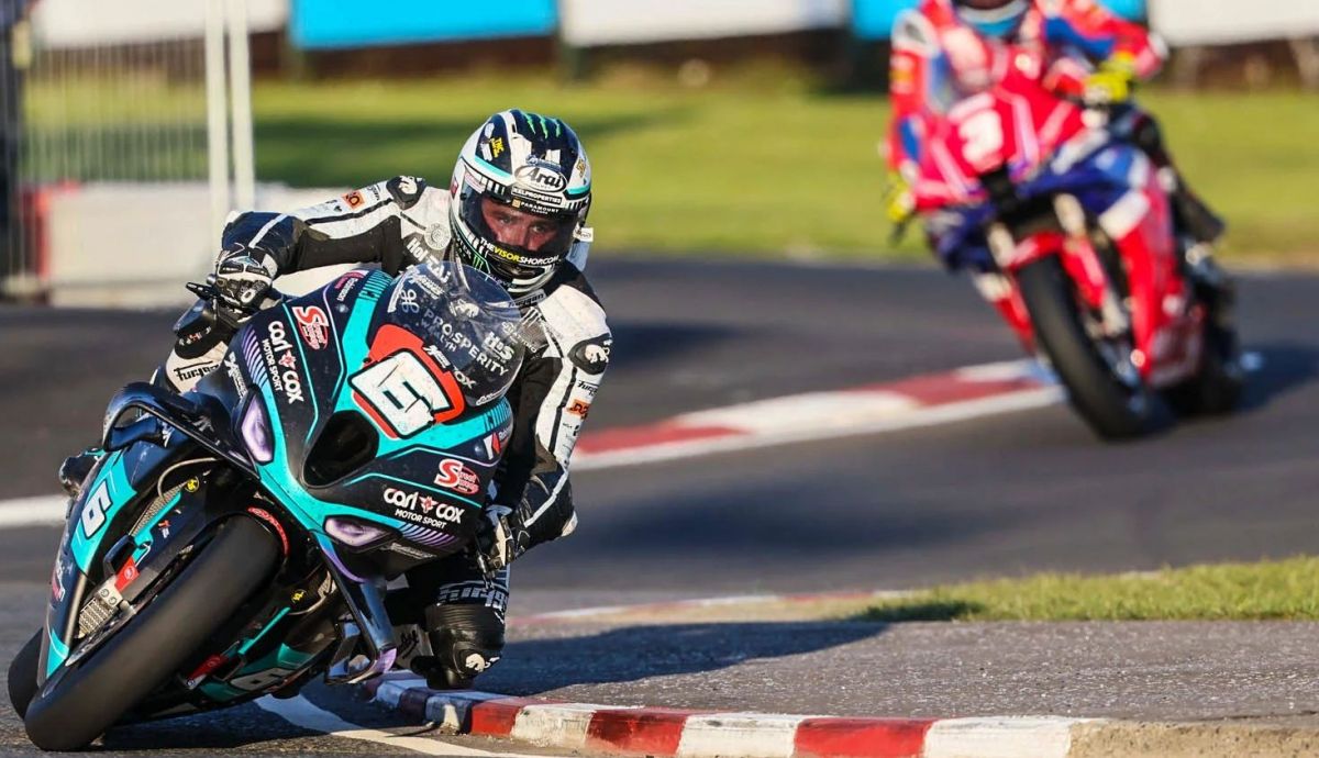 Michael Dunlop se va de Dean Harrison para ganar en Superstock