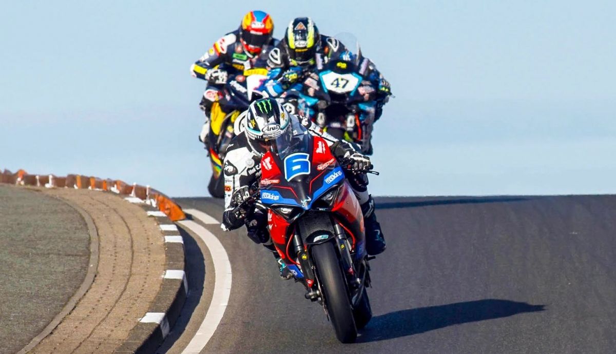 Michael Dunlop venció en Supersport ante Richard Cooper y Davey Todd