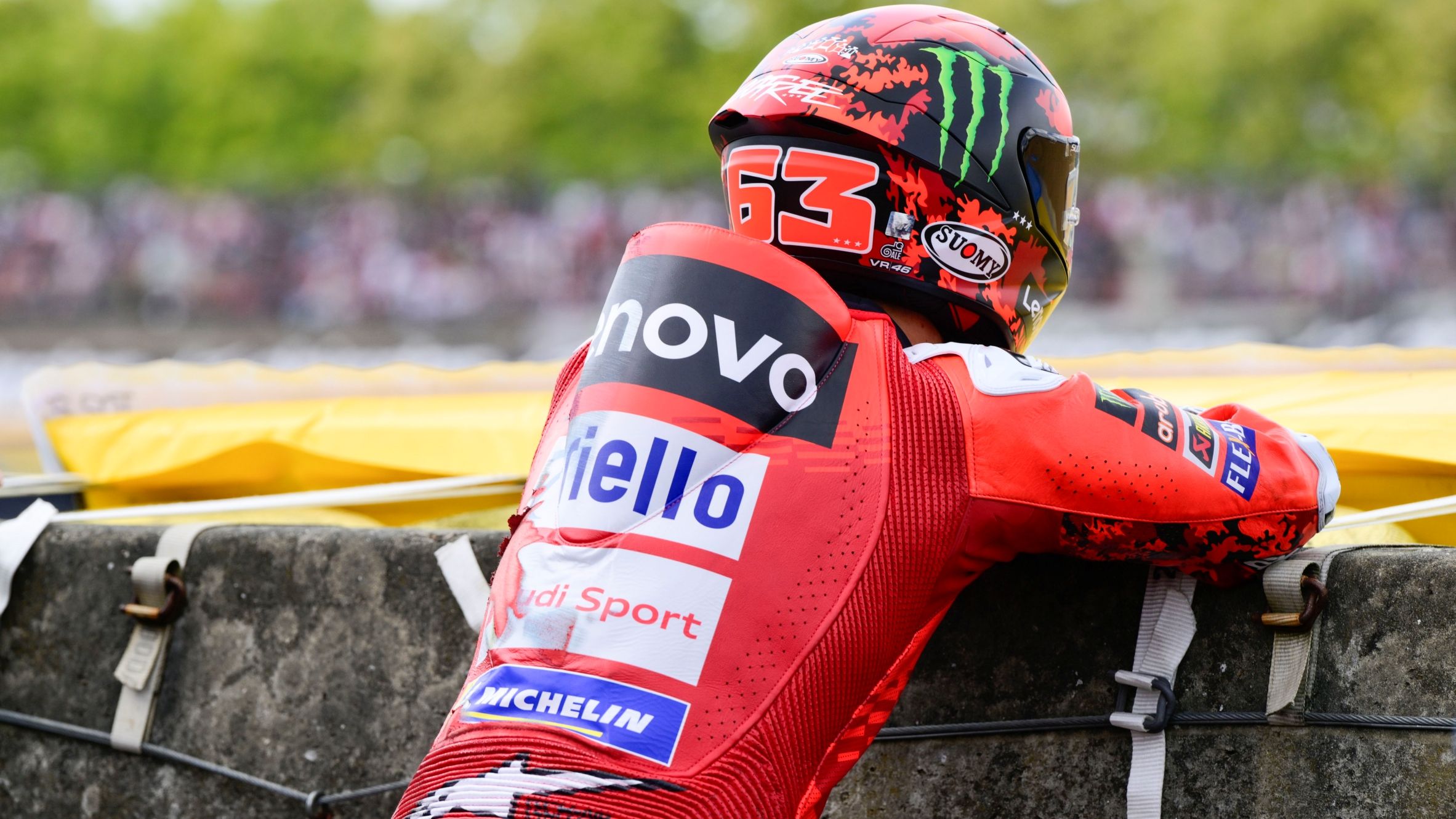 Pecco Bagnaia tras su caída en el Sprint del GP de Francia de MotoGP 2025 en Le Mans