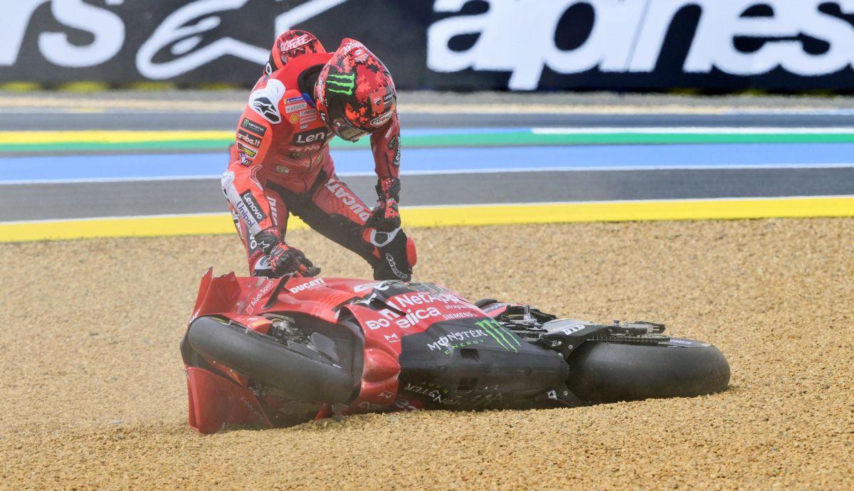 La caída de Pecco Bagnaia en el Sprint del GP de Francia de MotoGP 2025 en Le Mans